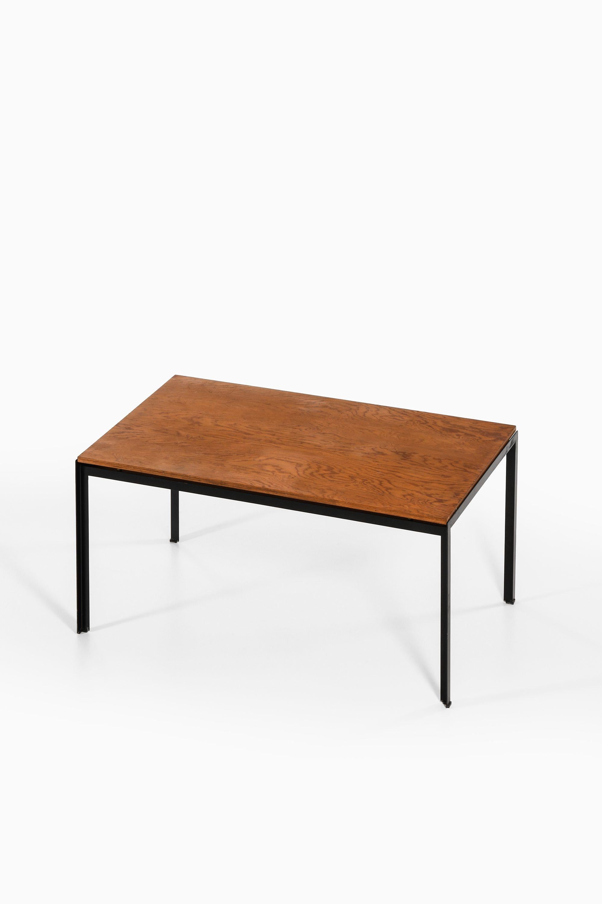 Scandinavian Modern Academy Table in Black Lacquered Steel and Pine by Poul Kjærholm, 1950's For Sale