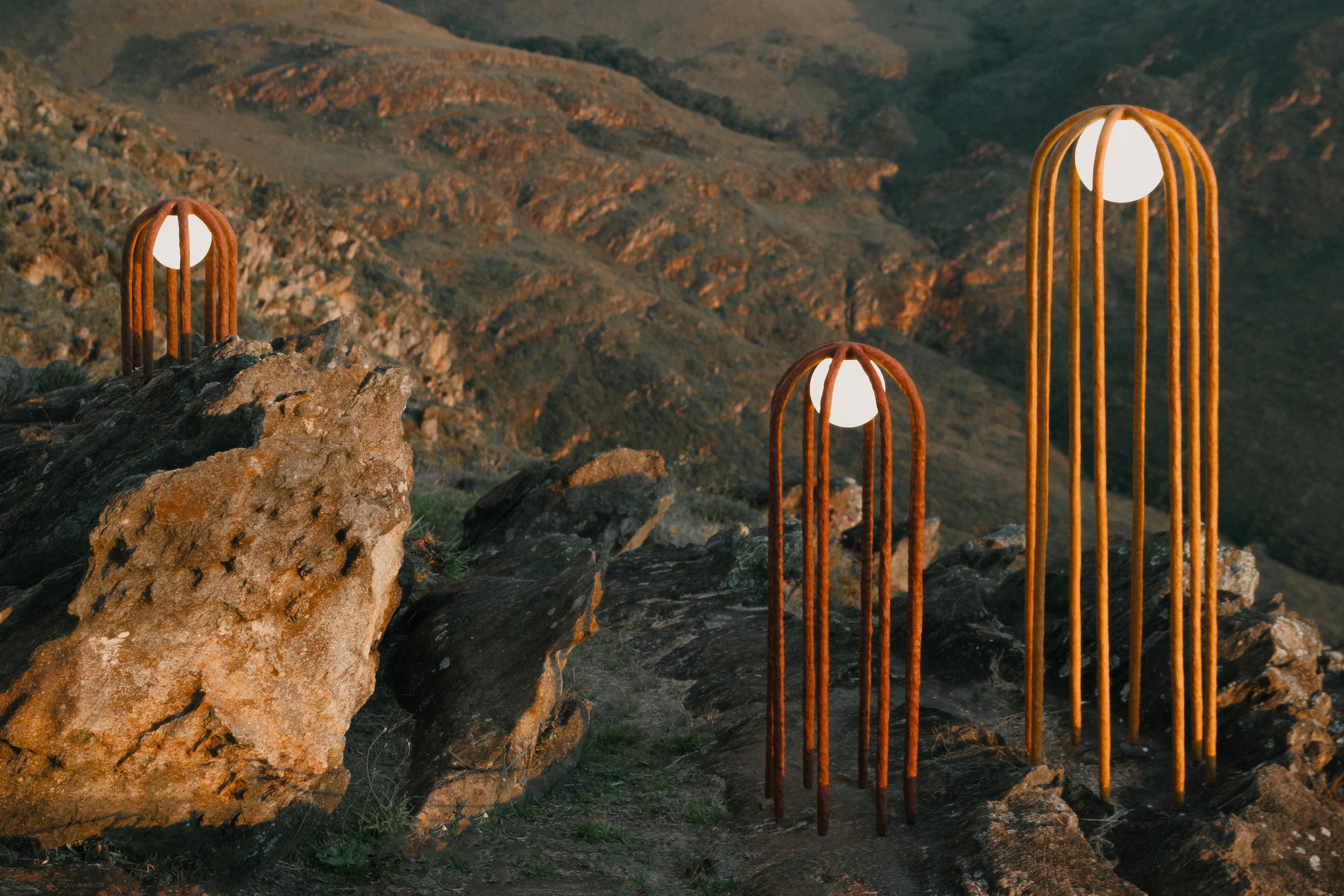 Zeitgenössische handgefertigte Stehlampe „Aafro & Urucum“, groß (21. Jahrhundert und zeitgenössisch) im Angebot