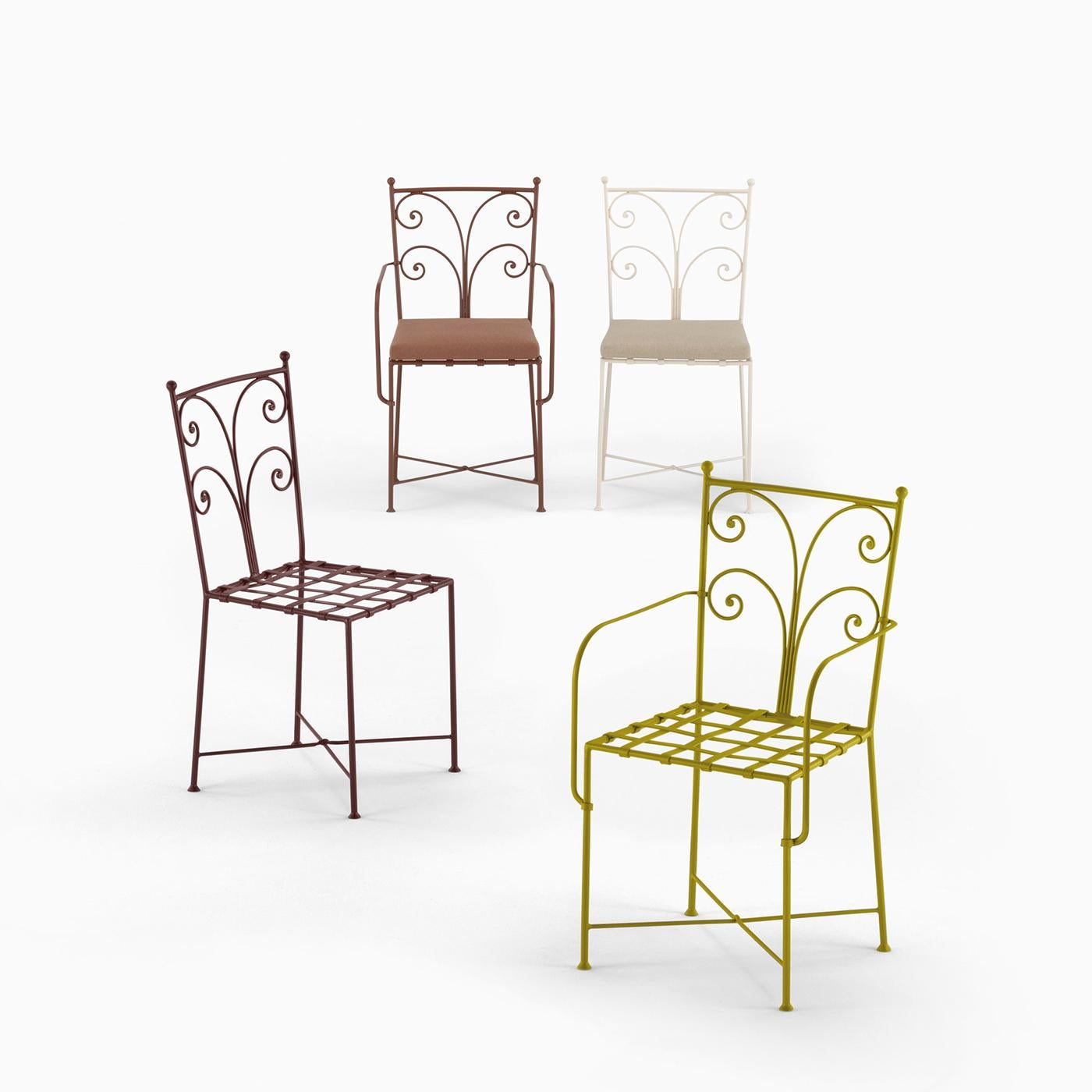 Streamlined profiles softened by lively curls tracing the backrest's frame characterize this sophisticated outdoor chair. Fashioned of galvanized iron and powder-coated in an elegant brown tone, it guarantees optimized stability thanks to the seat's