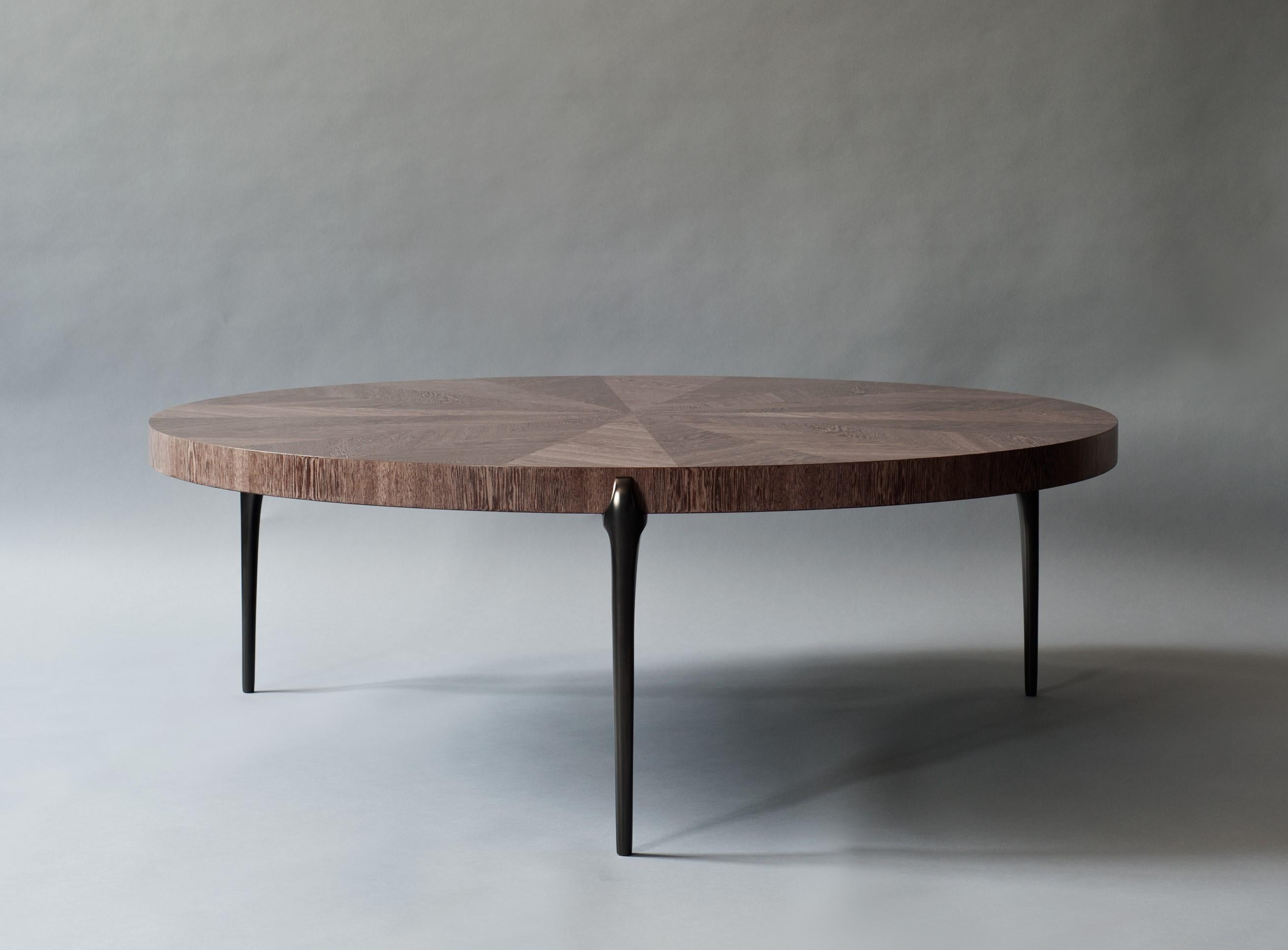 Moderne Table basse Acantha de DeMuro Das en sucupira teint et bronze satiné gris en vente