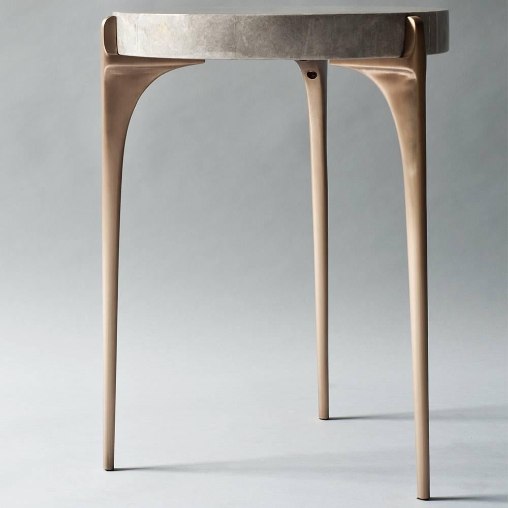 Moderne Table d'appoint Acantha de DeMuro Das avec plateau en Carta gris et pieds en bronze massif en vente