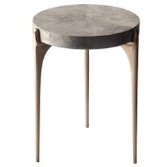 Table d'appoint Acantha de DeMuro Das avec plateau en Carta gris et pieds en bronze massif