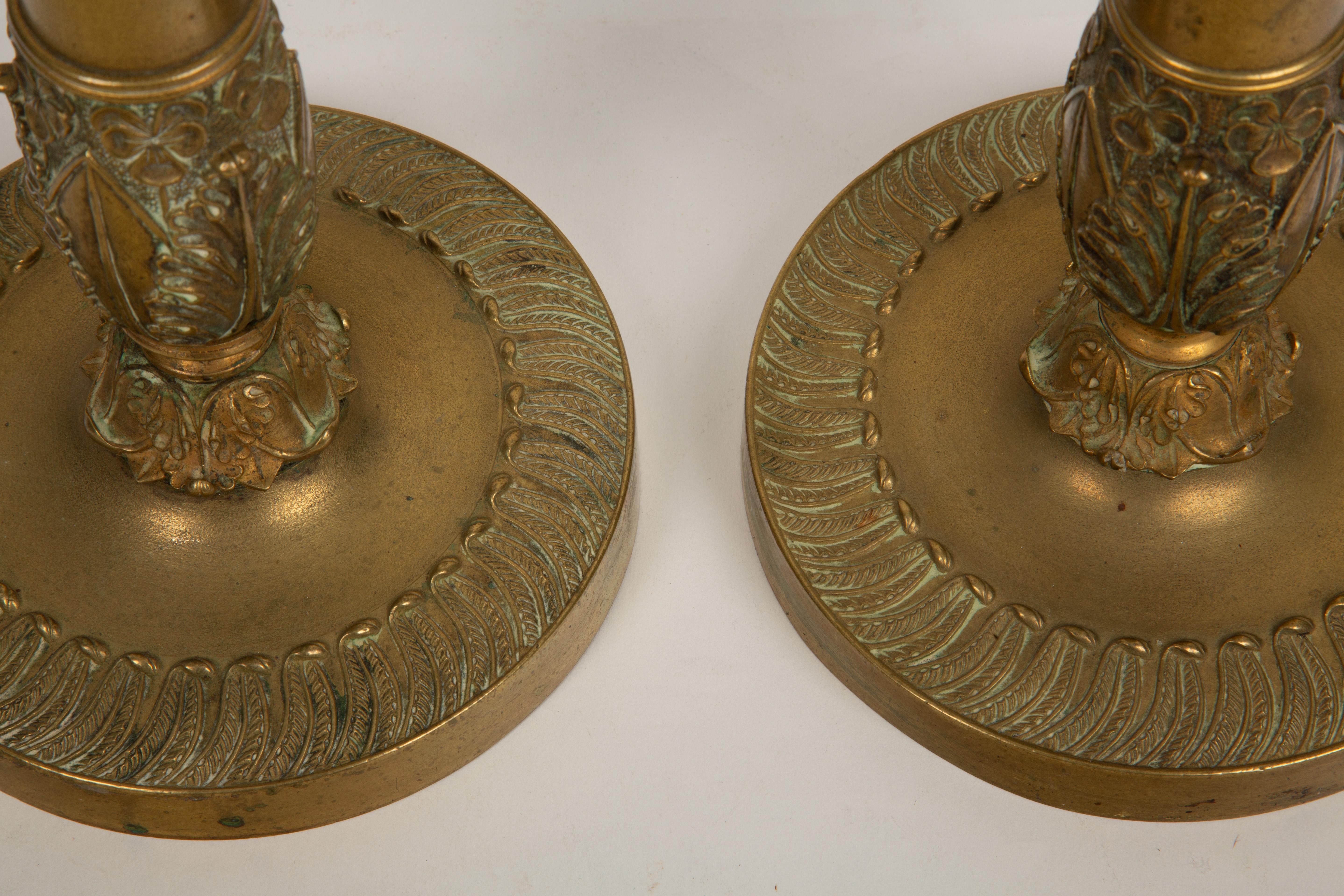 Restaurazione Eleganza d'acanto: candelieri in bronzo di restauro francese del XIX secolo in vendita