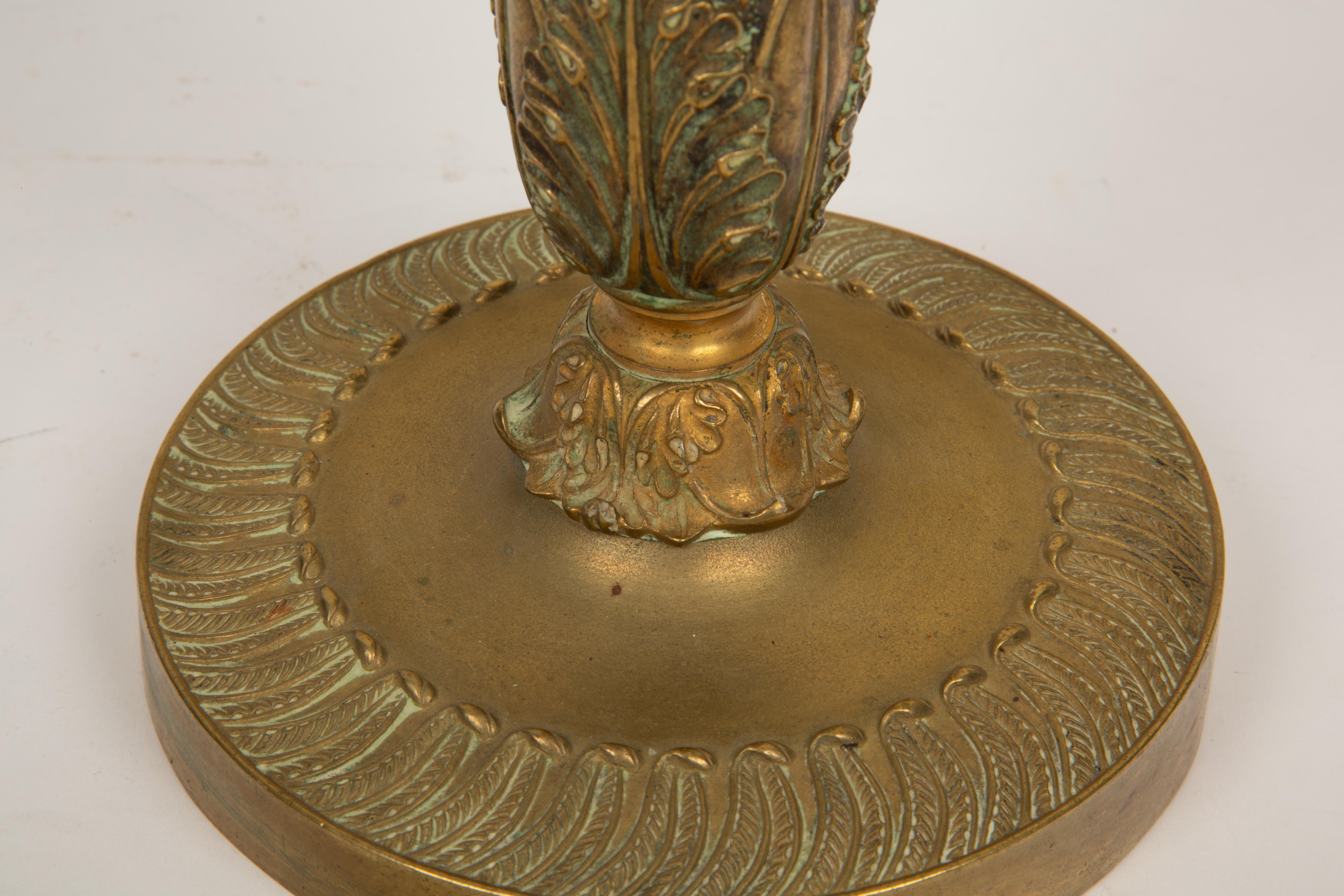 Francese Eleganza d'acanto: candelieri in bronzo di restauro francese del XIX secolo in vendita