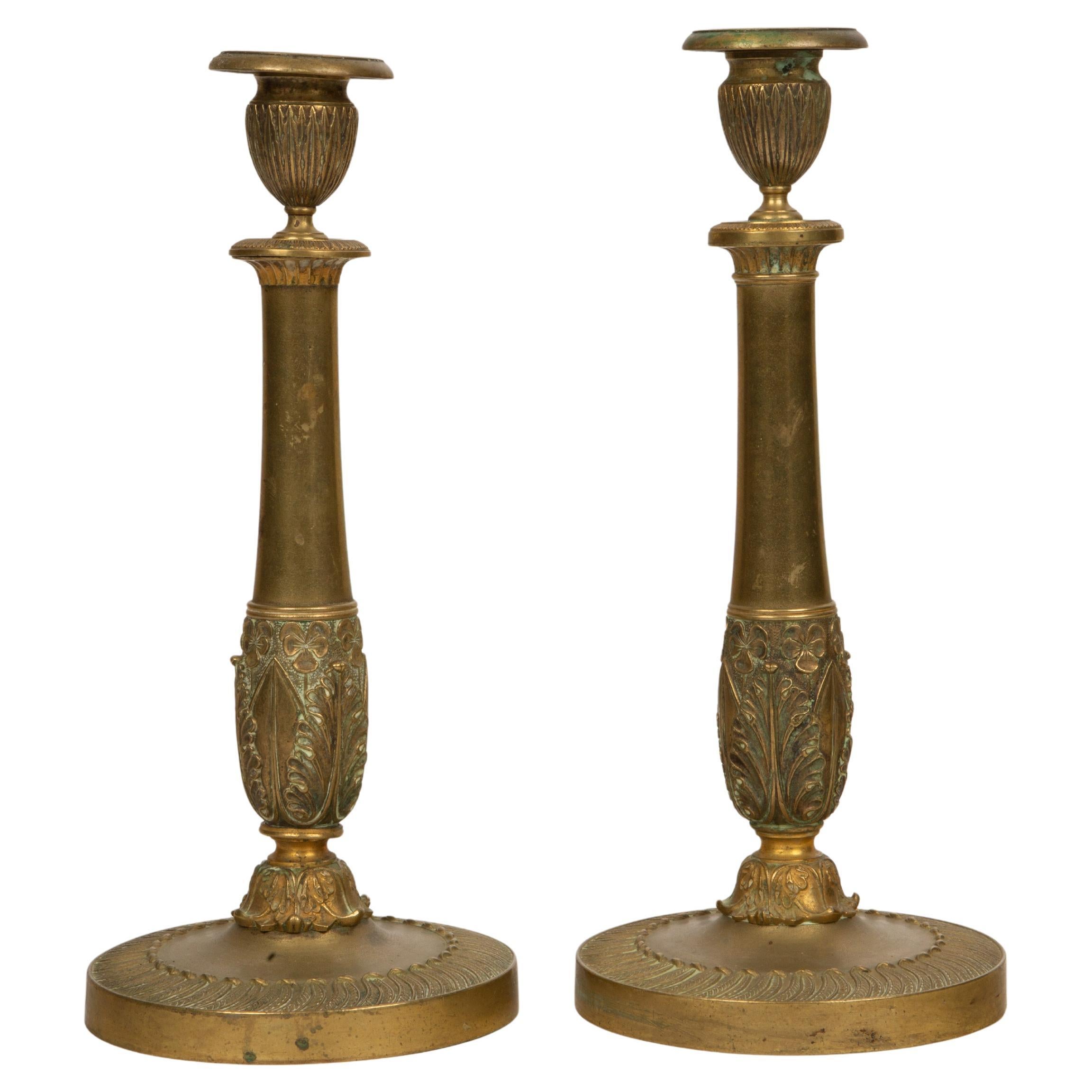Eleganza d'acanto: candelieri in bronzo di restauro francese del XIX secolo