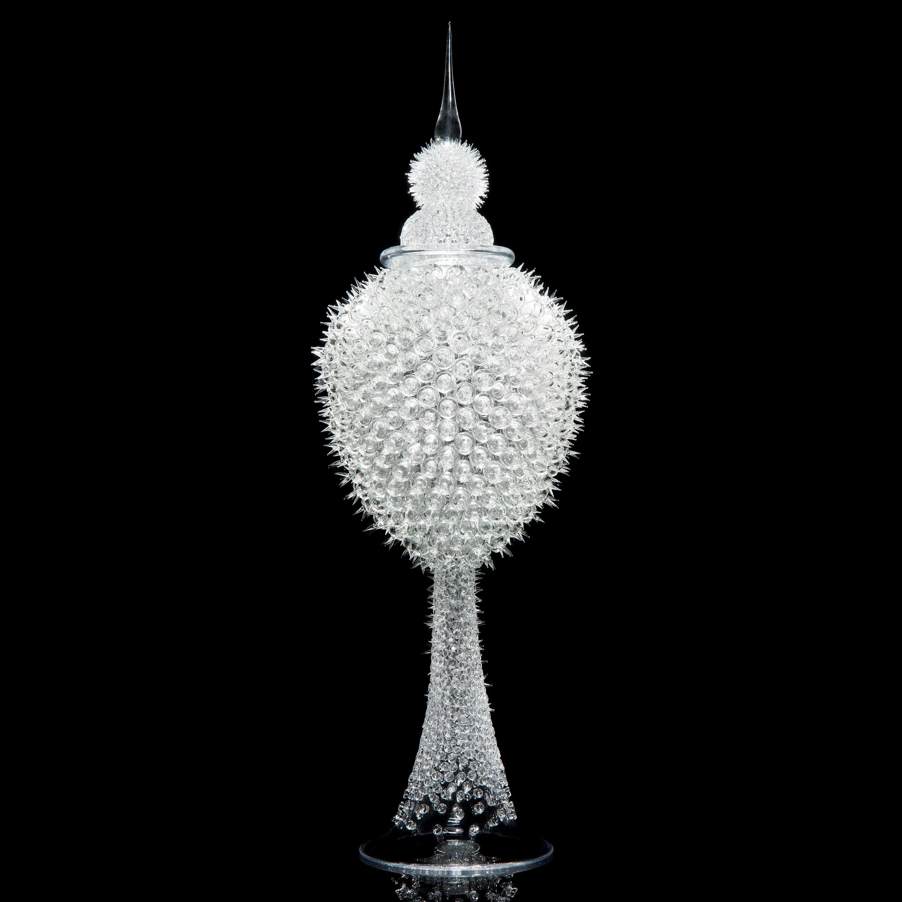 L'Acanthus Jar è un vaso scultoreo in vetro trasparente unico nel suo genere, realizzato dall'artista britannico James Lethbridge. Vetro soffiato con lo strato esterno ricoperto di decorazioni e ornamenti lavorati alla fiamma. Con tappo decorativo
