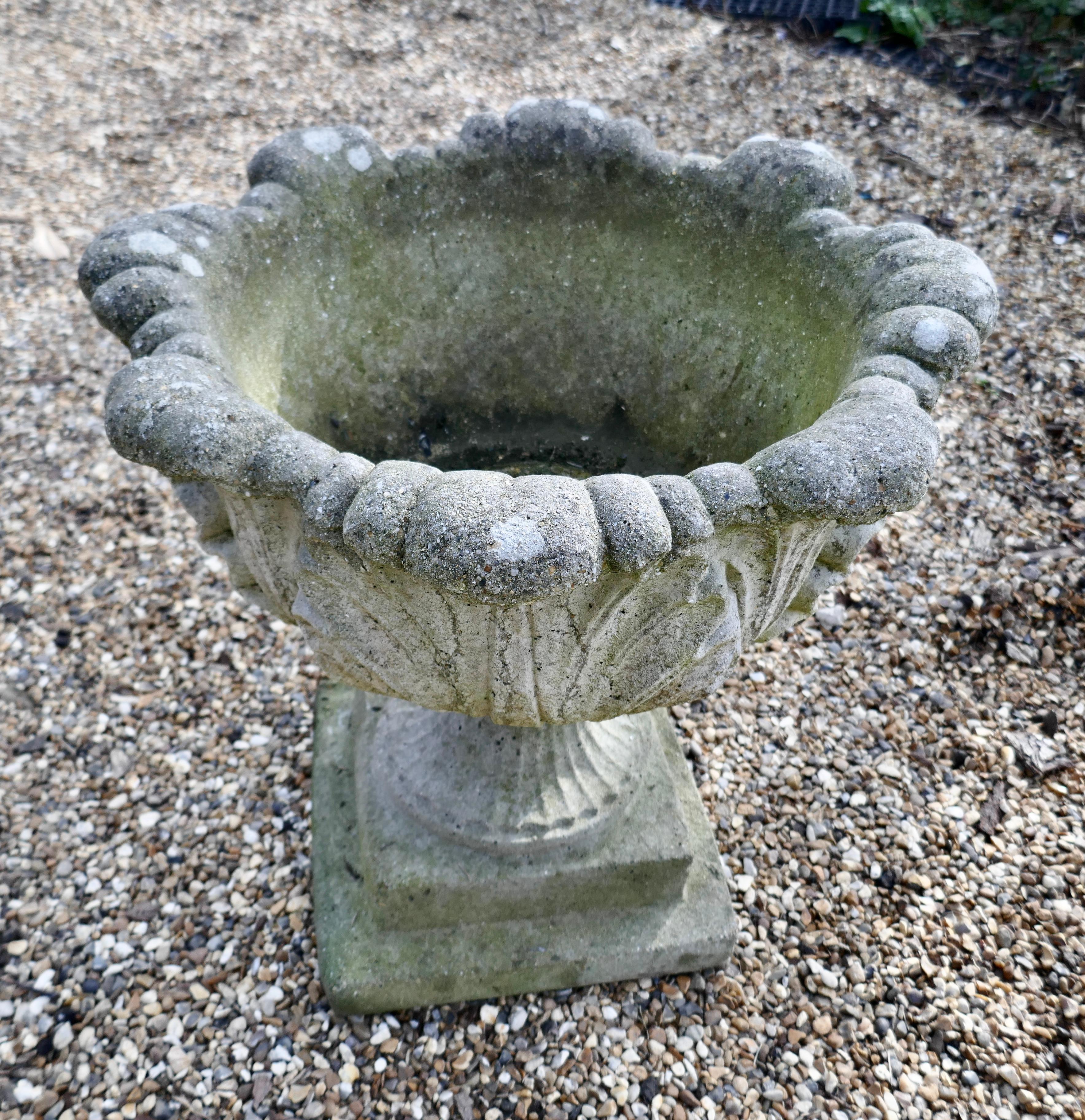 Acanthus Leaf Weathered Garden Planter In Good Condition For Sale In Chillerton, Isle of Wight