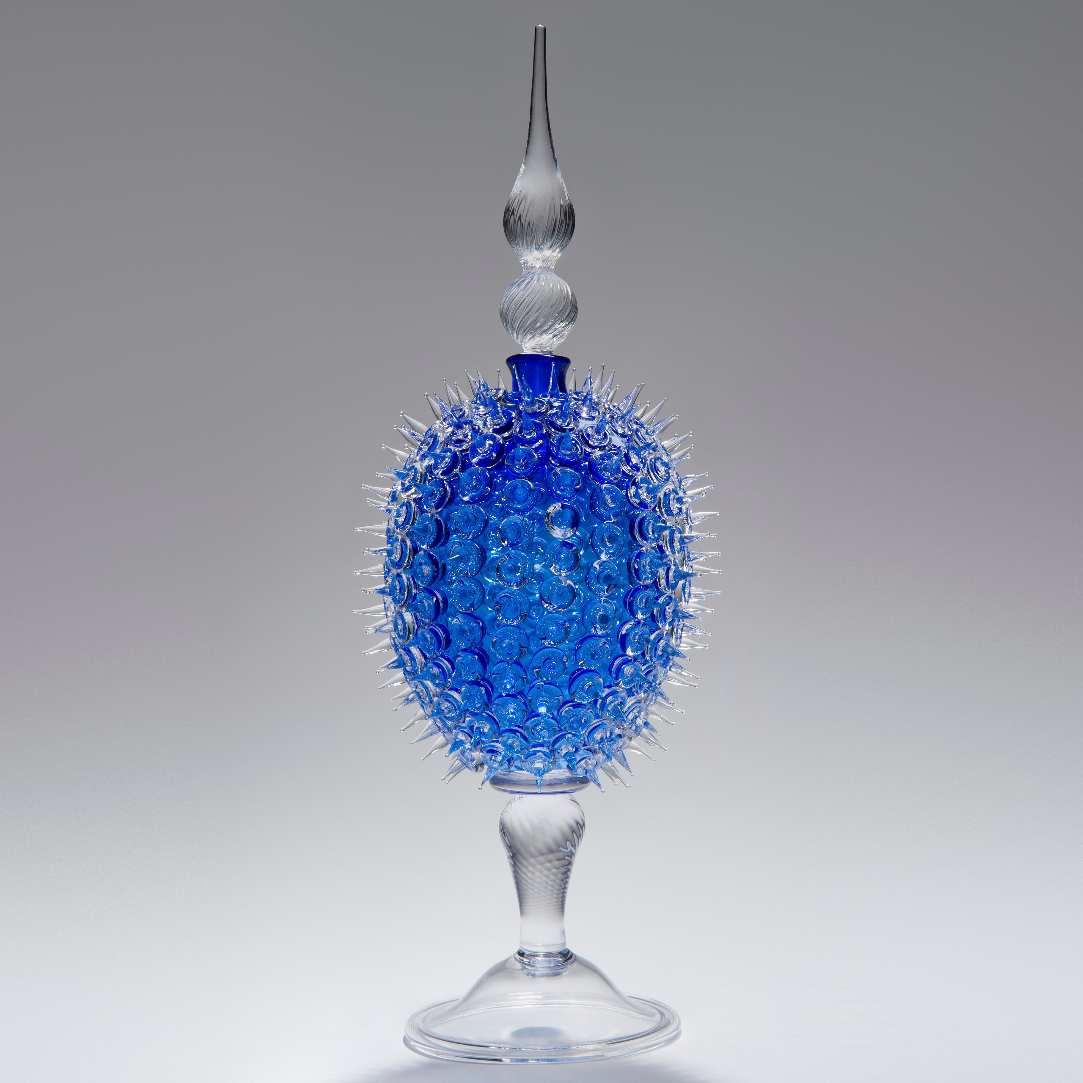 Acanthus Veronese in Blau ist ein einzigartiges Kunstglasgefäß des britischen Glaskünstlers James Lethbridge. Geblasenes Glas, dessen äußere Schicht mit geflammtem Dekor und Verzierungen bedeckt ist. Mit abnehmbarem, dekorativem