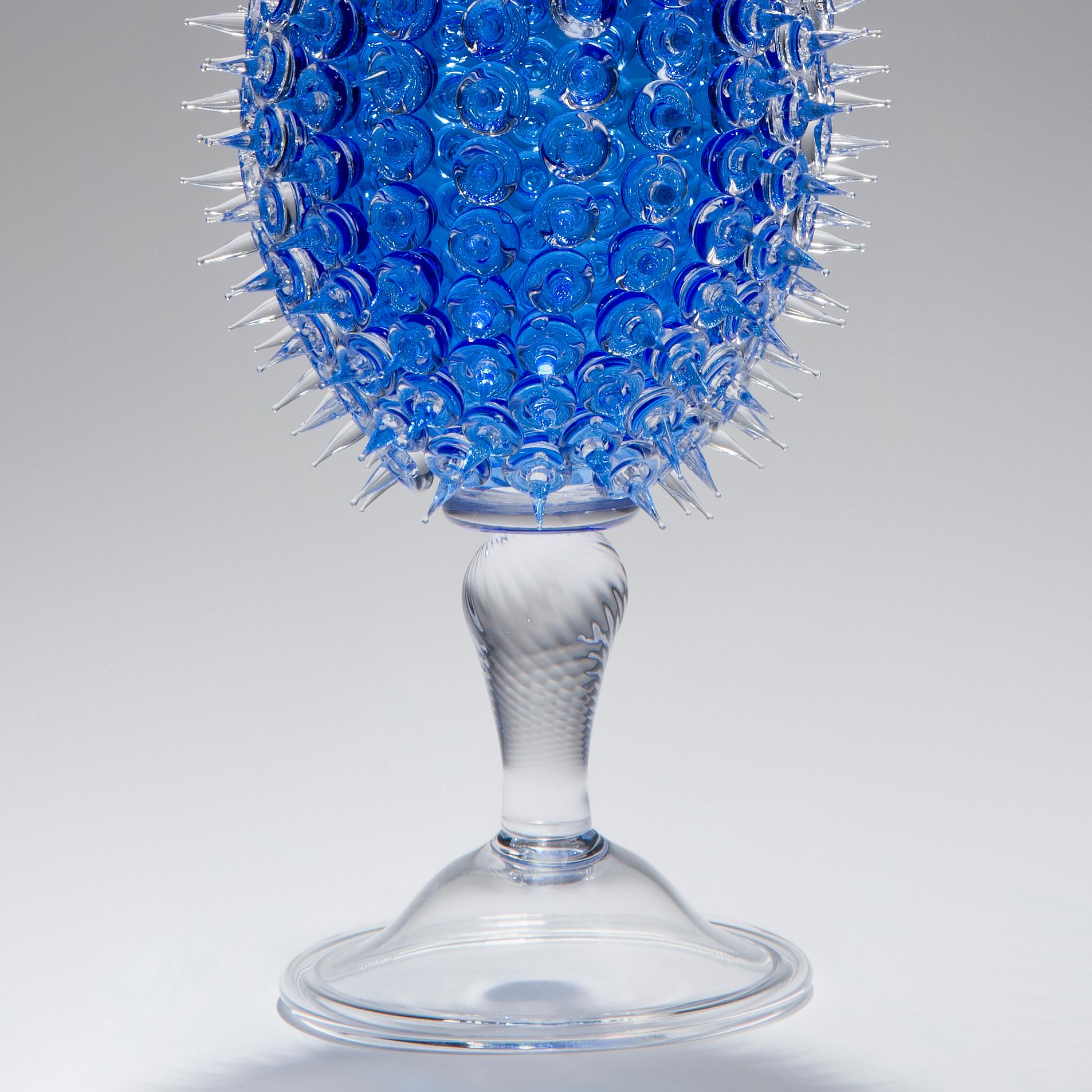 Acanthus Veronese in Blau, ein klares und blaues Glasgefäß von James Lethbridge (Belgisch) im Angebot