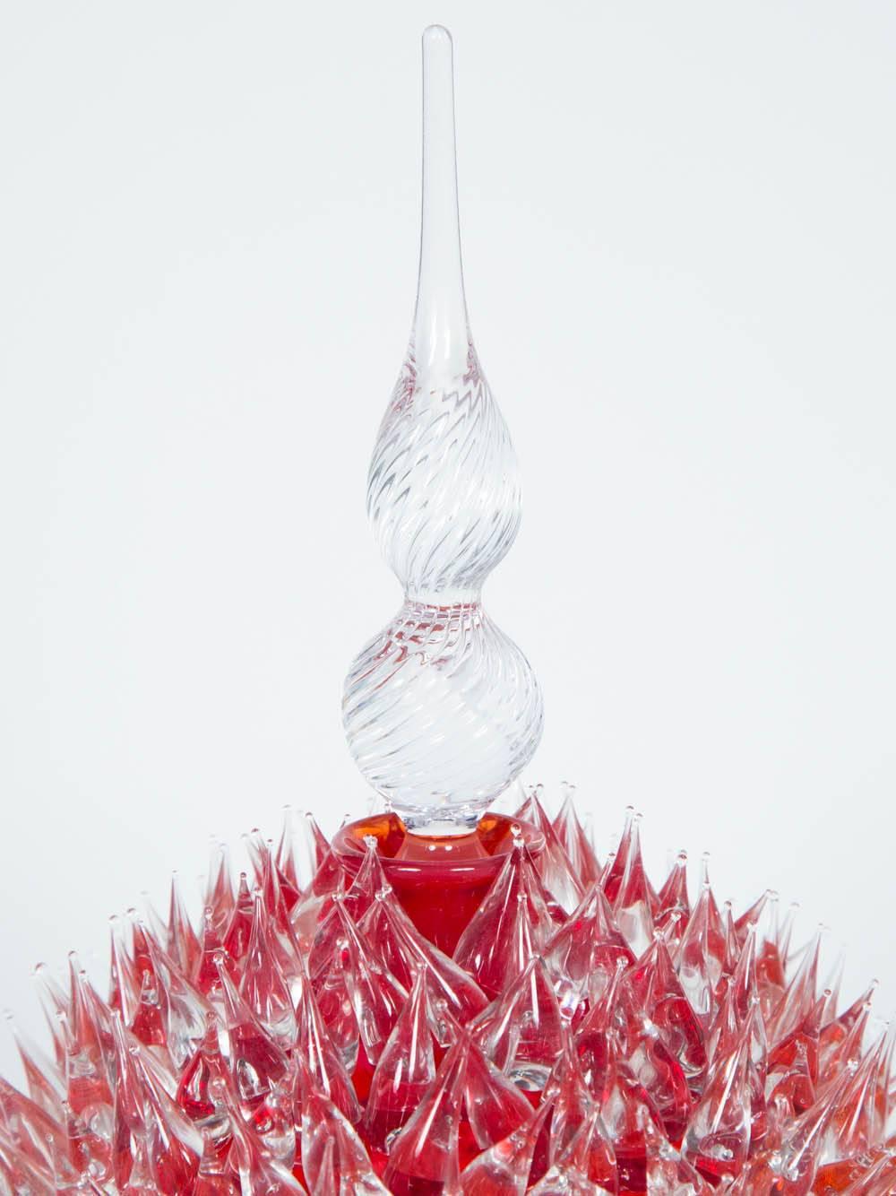 Acanthus Veronese in Cherry Red est un pot sculptural unique en verre rouge cerise transparent de l'artiste verrier britannique James Lethbridge. Verre soufflé avec couche extérieure recouverte de décorations et d'ornements façonnés à la flamme. Le