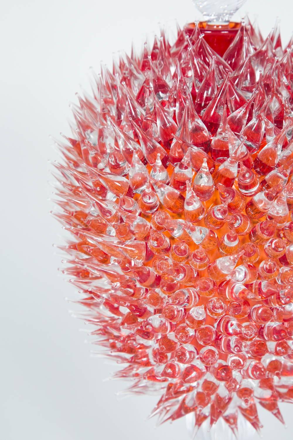 Organique Veronese à acanthe rouge cerise, une jarre en verre transparent et rouge de James Lethbridge en vente