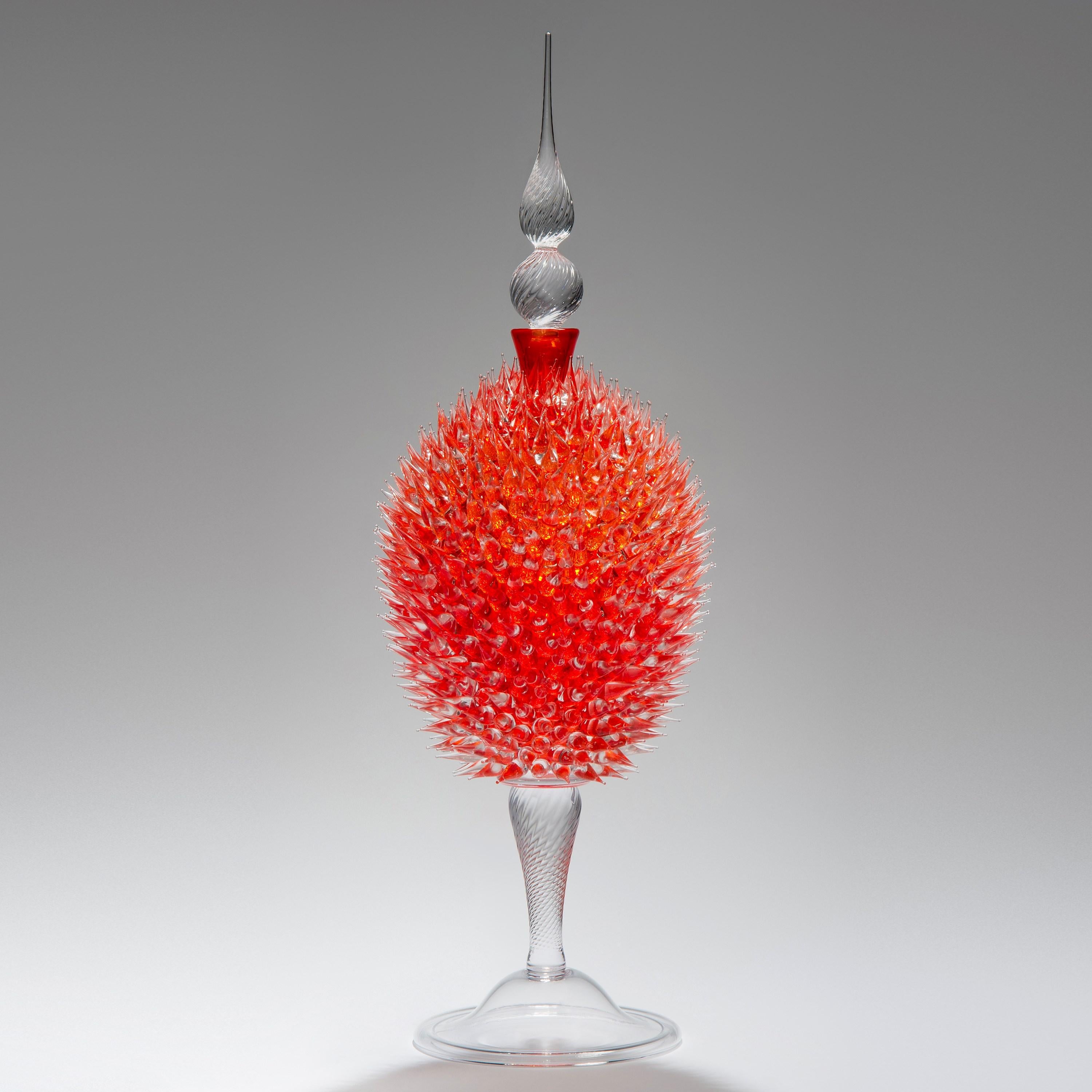 'Acanthus Veronese in Orange' è un vaso di vetro scultoreo unico dell'artista britannico James Lethbridge. Vetro soffiato con lo strato esterno ricoperto di decorazioni e ornamenti lavorati alla fiamma. Con tappo decorativo in vetro