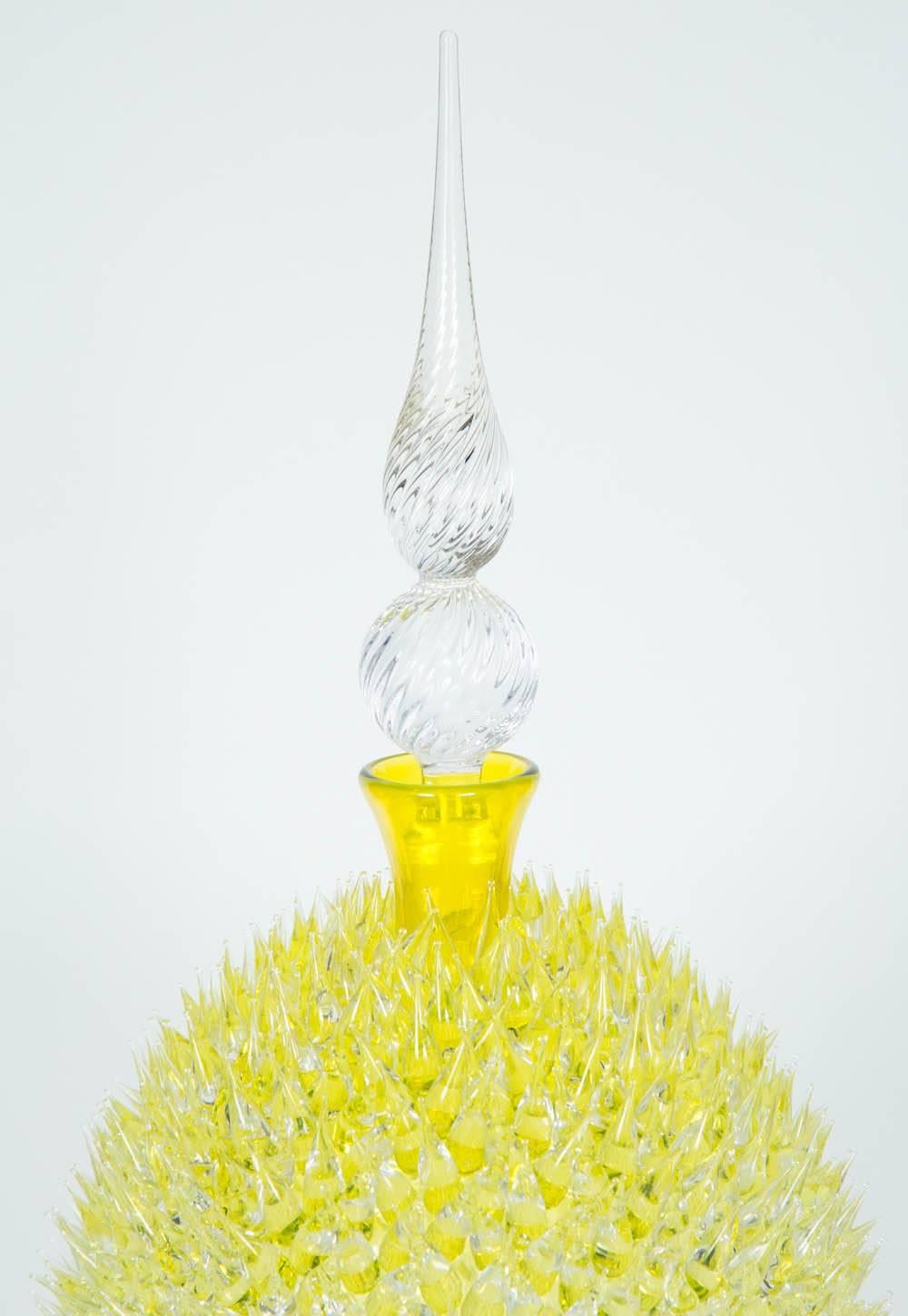 Acanthus Veronese in Yellow, est un pot en verre d'art unique de l'artiste verrier britannique James Lethbridge. Verre soufflé avec couche extérieure recouverte de décorations et d'ornements façonnés à la flamme. Le bouchon en verre décoratif est