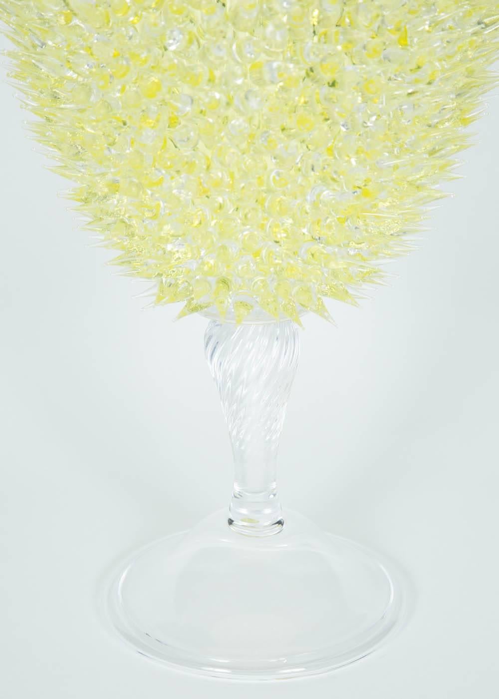 Belge Veronese à acanthe jaune, un pot en verre transparent et jaune de James Lethbridge en vente
