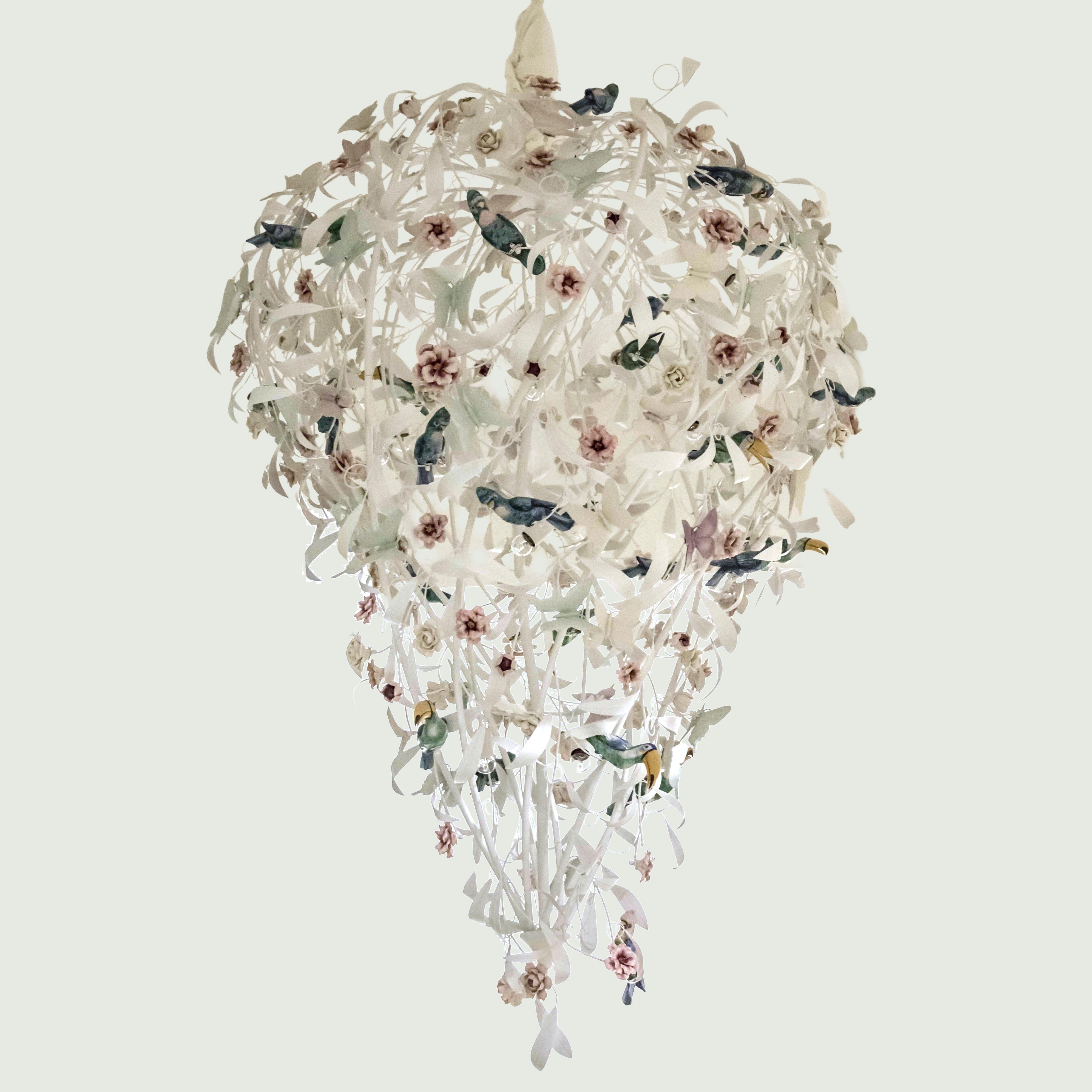 La araña Acapulco de Villari es una declaración de puro lujo italiano, una rara creación en la que la porcelana esculpida a mano, el latón brillante y el refinado cristal de Murano se unen para formar una obra maestra escultórica. Con su