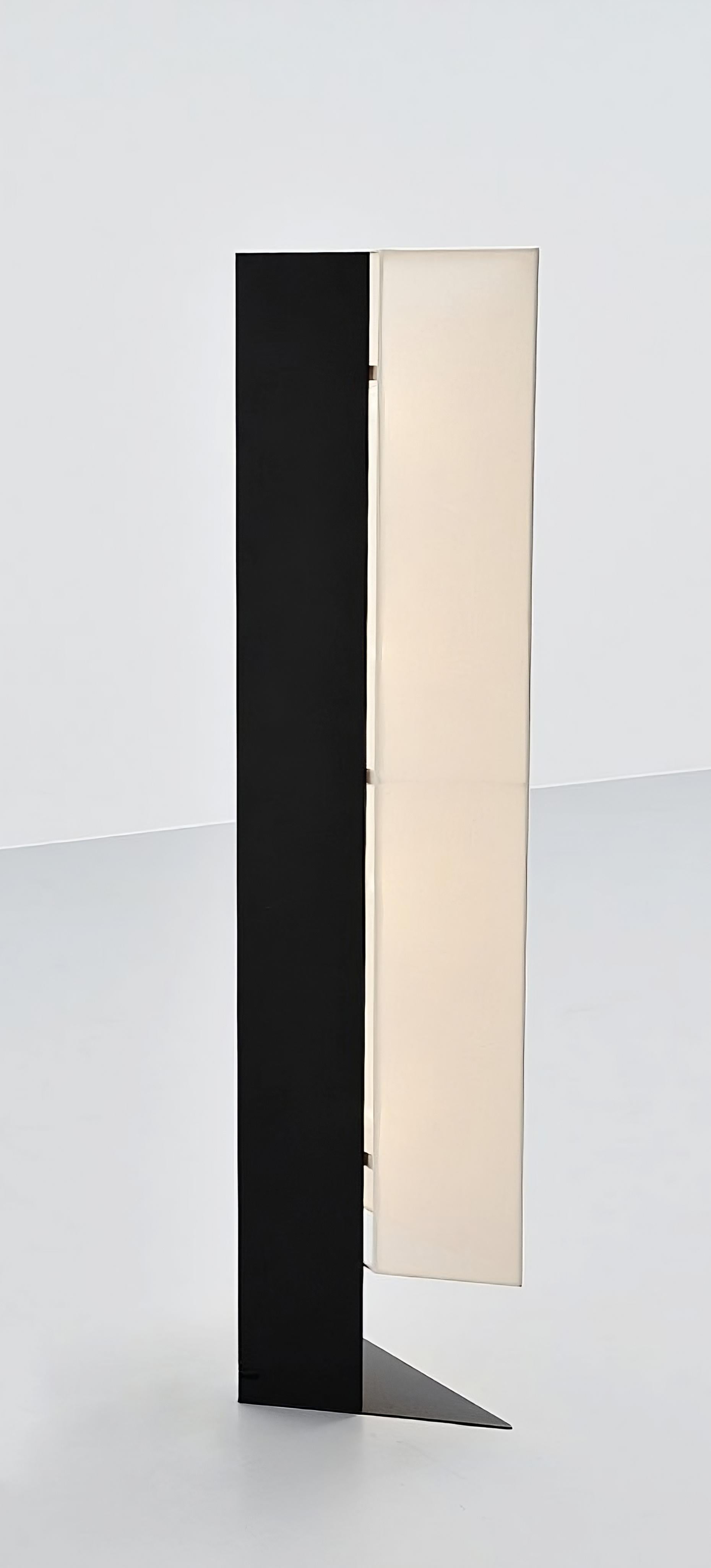 La lampe Accademia, conçue par Cini Boeri en 1978, est une version lampadaire de la populaire lampe de table créée pour Artemide. Cette lampe est un exemple impressionnant de l'approche minimaliste de Boeri en matière de design, avec son esthétique