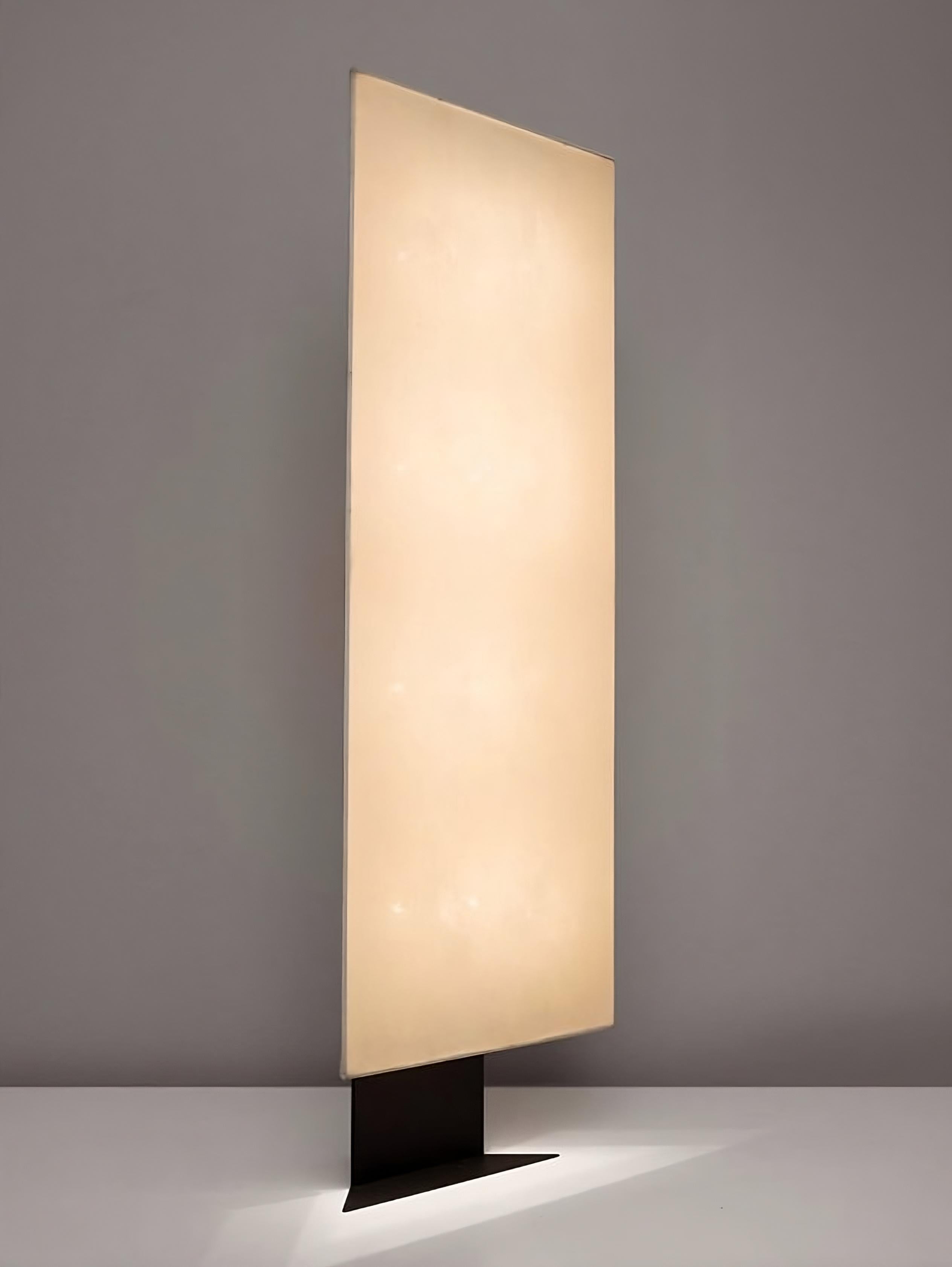 La lámpara Accademia, diseñada por Cini Boeri en 1978, es una versión de pie de la popular lámpara de sobremesa creada para Artemide. Esta lámpara es un ejemplo impresionante del enfoque minimalista del diseño de Boeri, con su estética elegante y