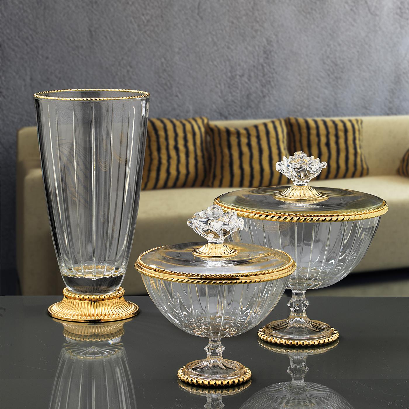 Elevate your floral displays with this timeless glass vase, superbly crafted by master artisans to showcase as a standalone piece or adorned with seasonal floral arrangements. The sleek silhouette features a wide rim and slightly tapers throughout