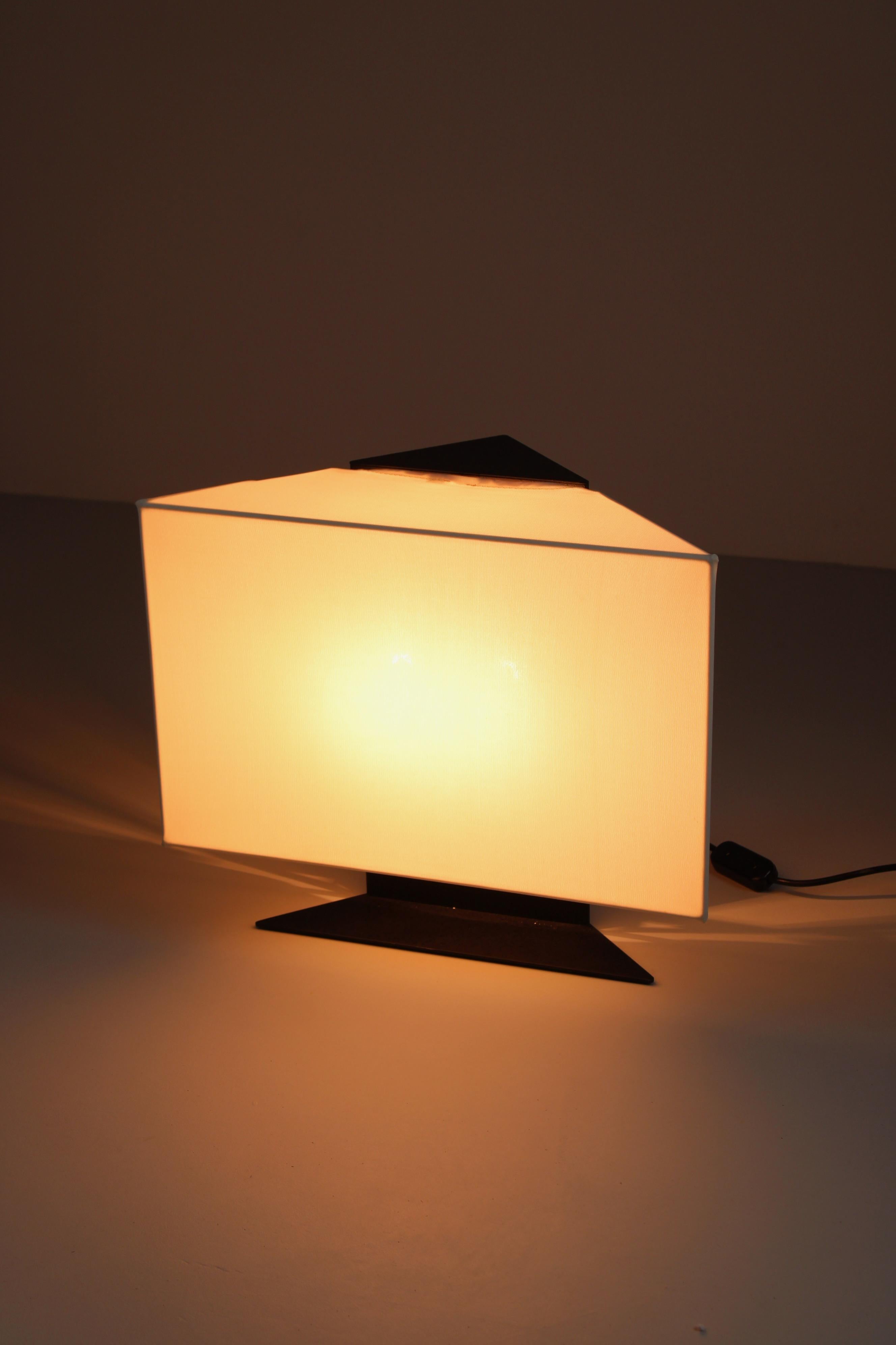 Accademia table lamp by Cini Boeri for Artemide, 1978 In Good Condition For Sale In UTRECHT, NL