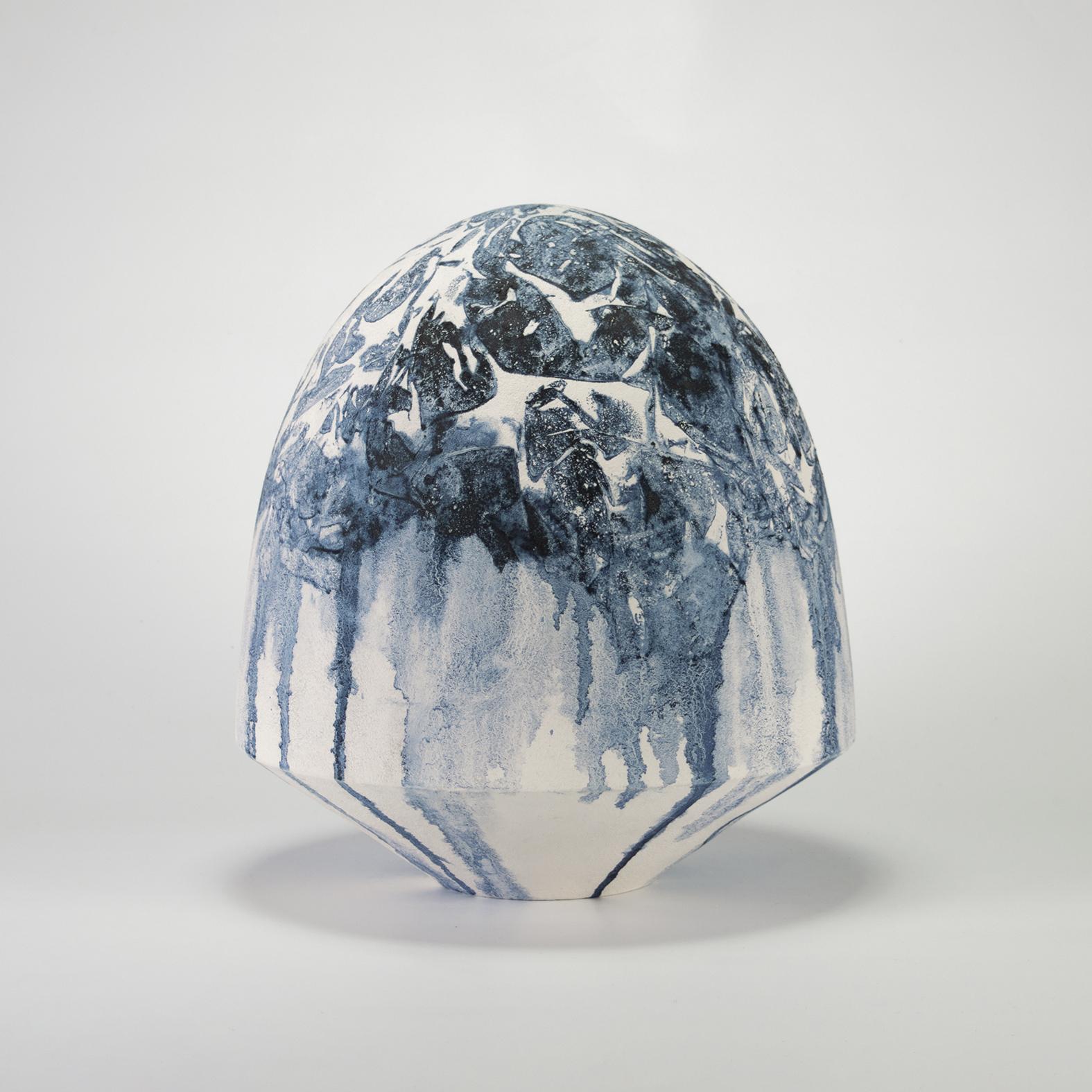 Simone Negri was born in Milan in 1970. He graduated from the Istituto Statale d’Arte of Castelmassa and then deepened his research in the field of artistic ceramics by attending workshops and following numerous seminars. It develops its own