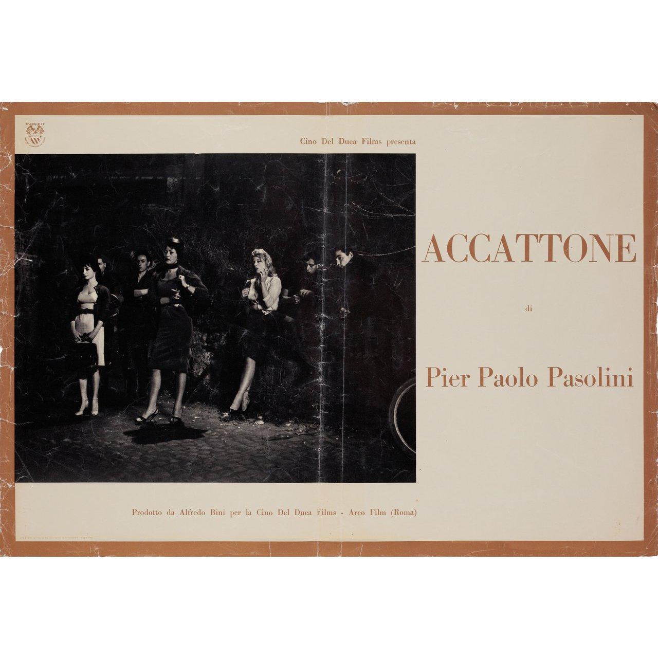 Originales italienisches Fotobusta-Plakat von 1961 für den Film Accattone unter der Regie von Pier Paolo Pasolini mit Franco Citti / Franca Pasut / Silvana Corsini / Paola Guidi. Gut-Sehr guter Zustand, gefaltet mit Rand- und Falzabnutzung. Viele