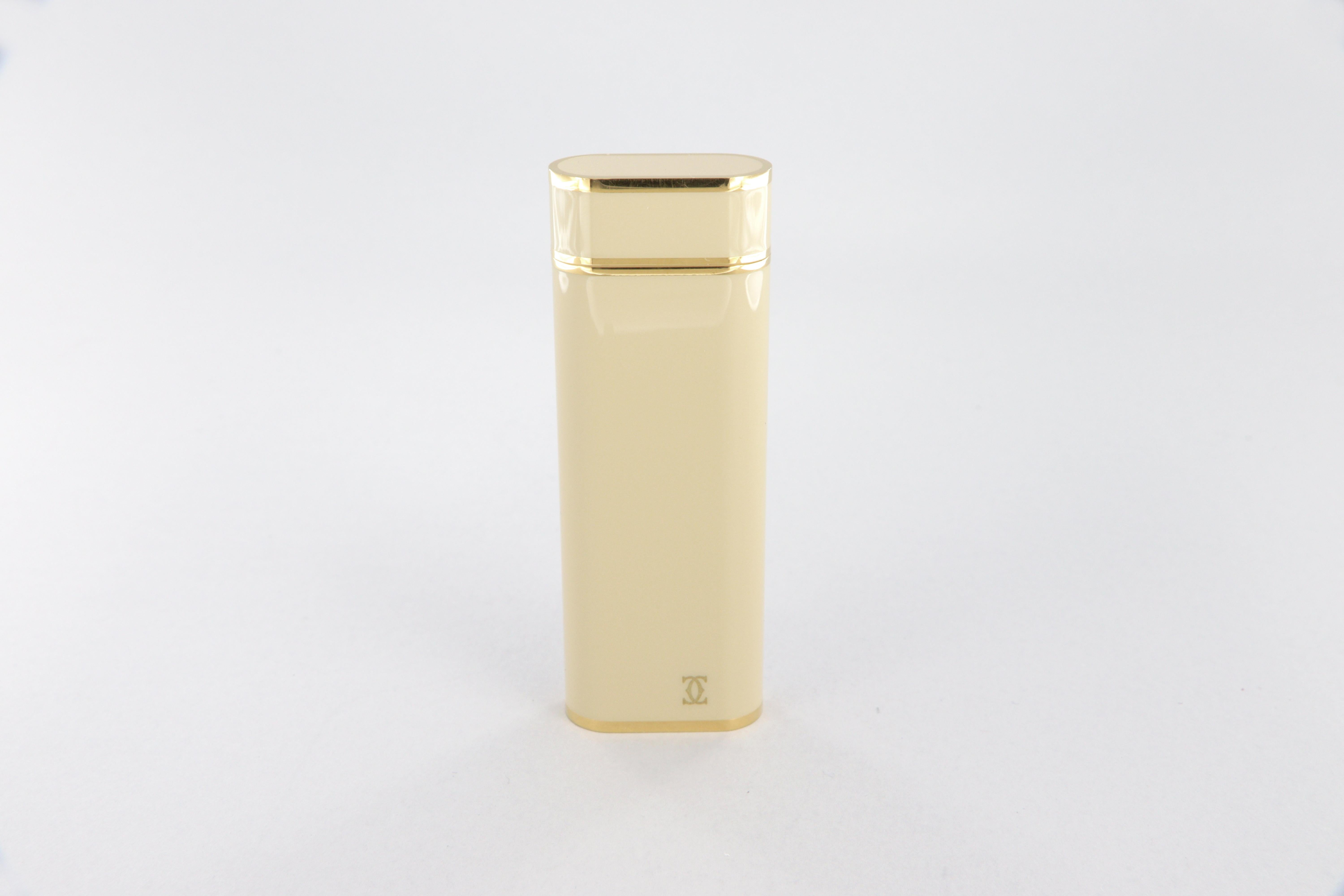 Les Must de Cartier oval gold-plated lighter, ivory lacquer, reference CA40404
Measurements mm 70 x 25 x 12
Weight gr 77

Discontinued reference, very difficult to find in this condition.
New with original Cartier box and papers

We have been an