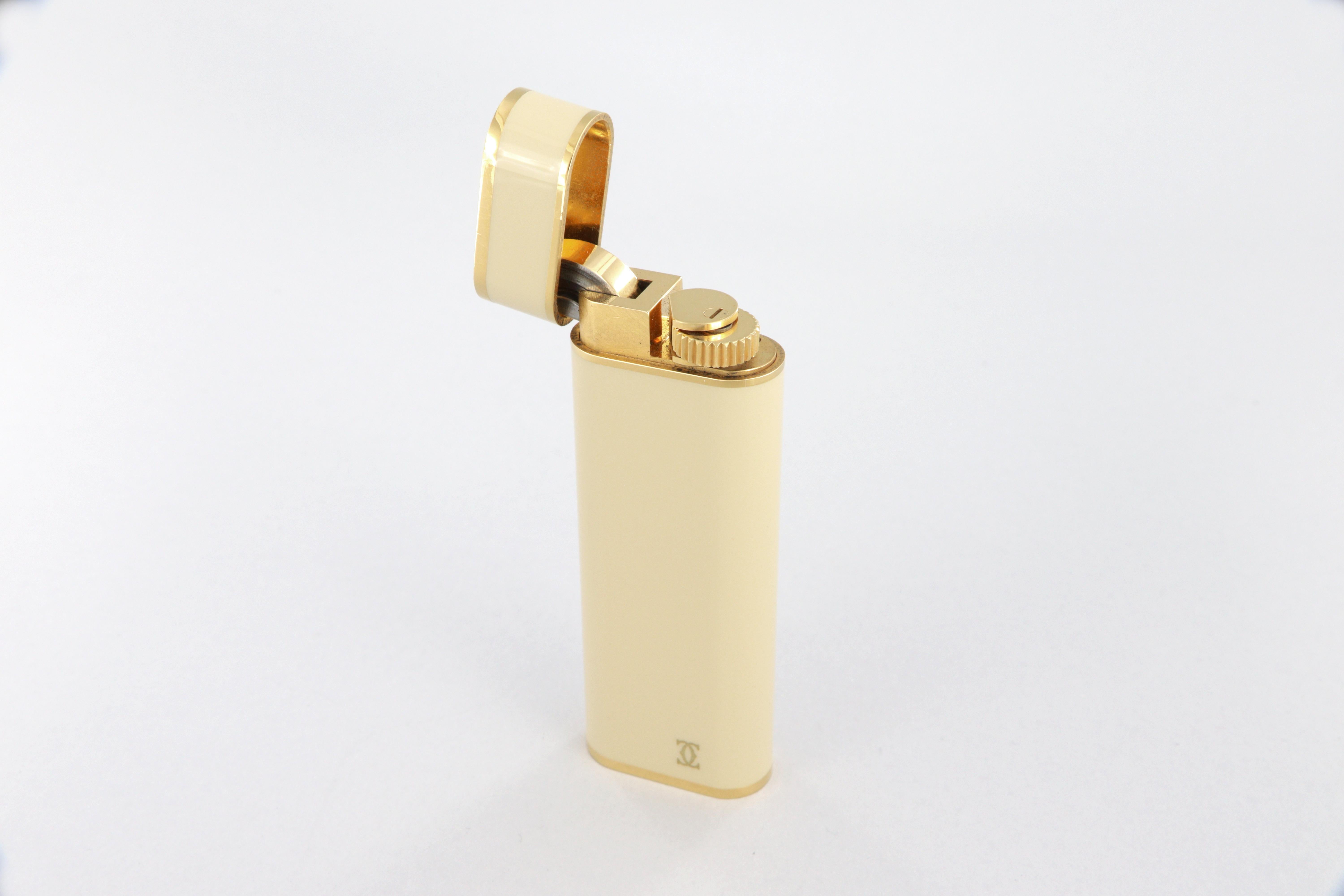 Les Must de Cartier oval gold-plated and ivory lacquer lighter In New Condition In Perugia, IT