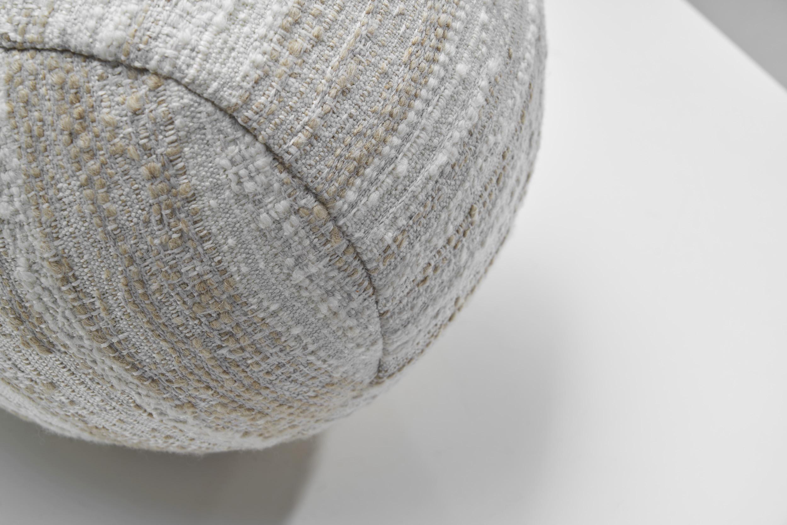 XXIe siècle et contemporain Coussin boule orné d'un tissu rayé en vente