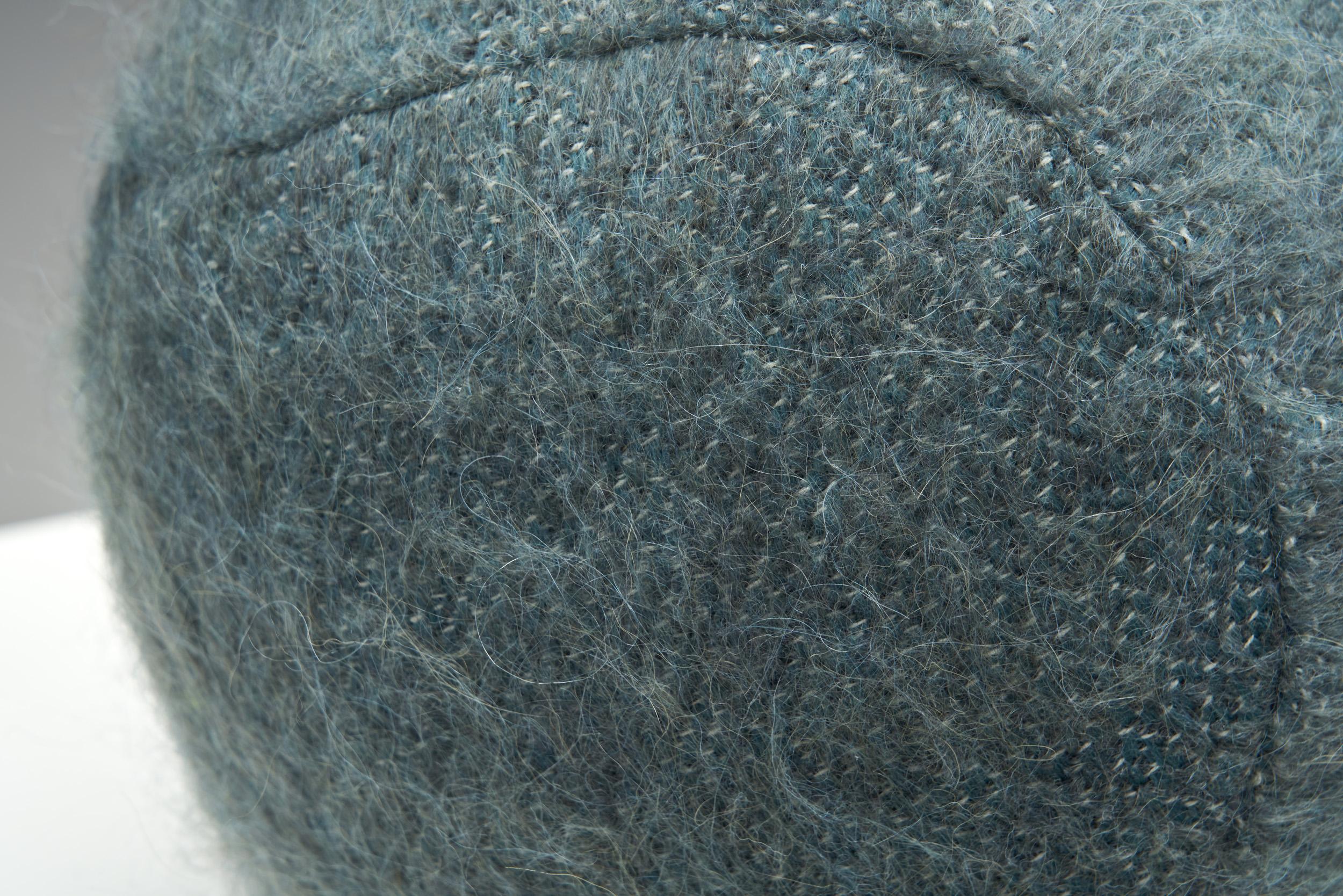 Coussin boule d'accentuation en tissu bleu-gris en vente 2