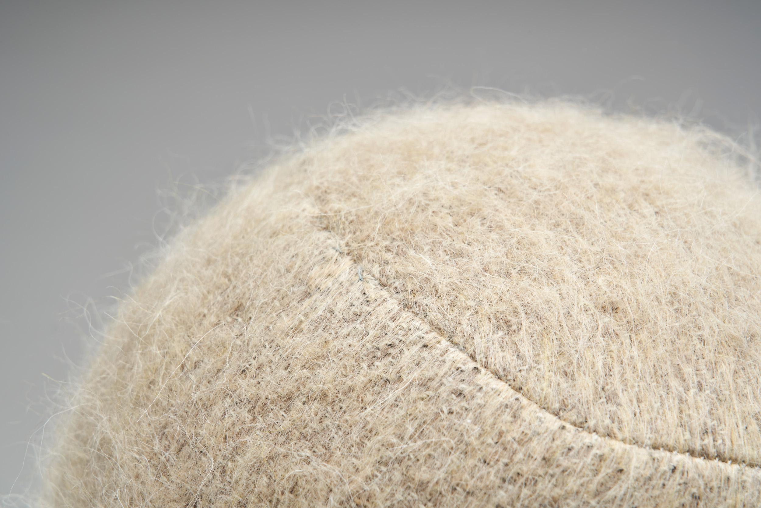 Tissu Coussin boule décoratif en tissu de couleur sable en vente