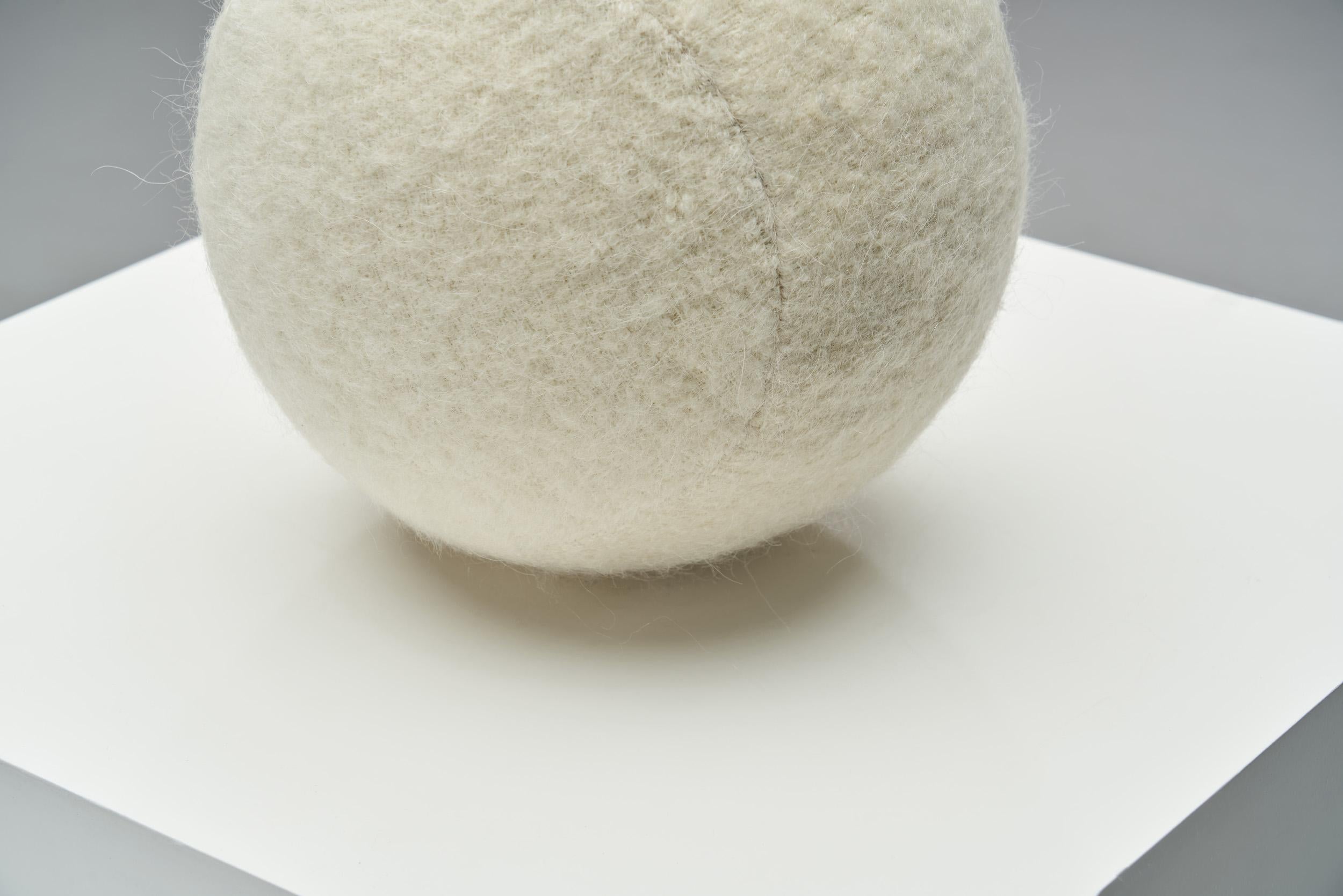 XXIe siècle et contemporain Coussin d'appoint Ball and Ball en tissu Light Coloured en vente