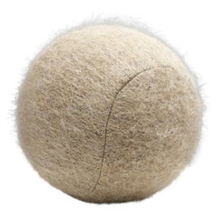Cuscino a forma di sfera in tessuto color sabbia