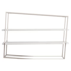 Librería moderna con estantes en lacado blanco y acero inoxidable cepillado