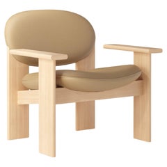 Sillón acentuado de piel camel con reposabrazos de madera - Archipen by NOOM