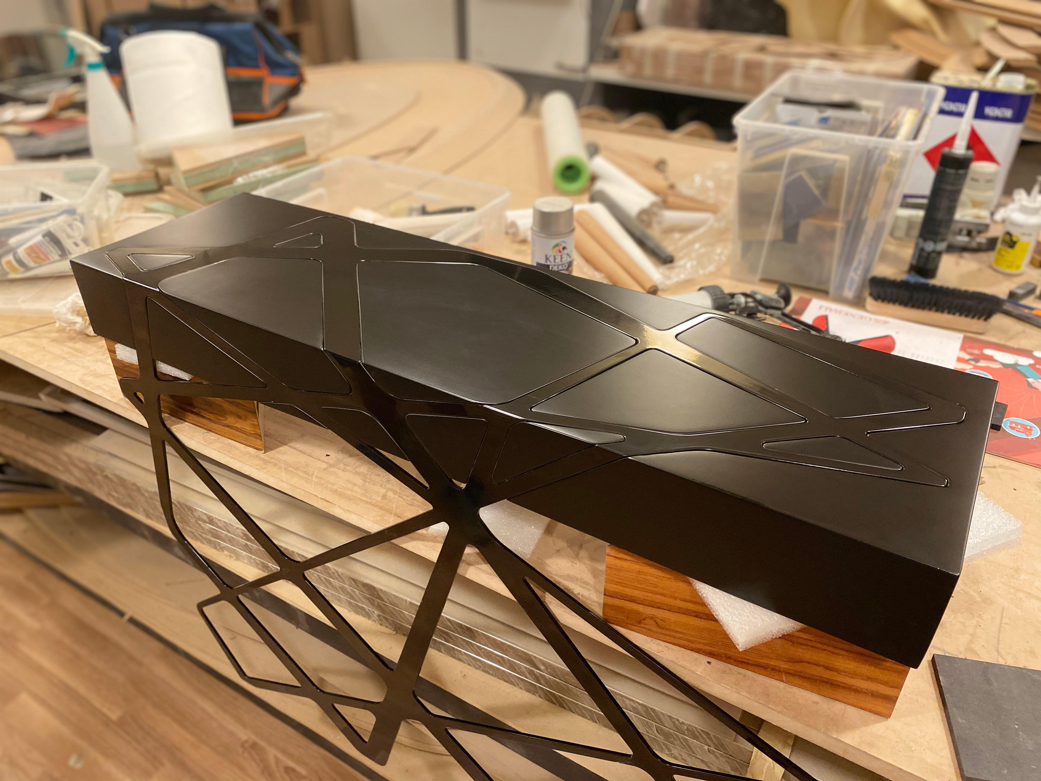 Table console d'appoint The Moderns en bois laqué noir et laiton brossé en vente 5