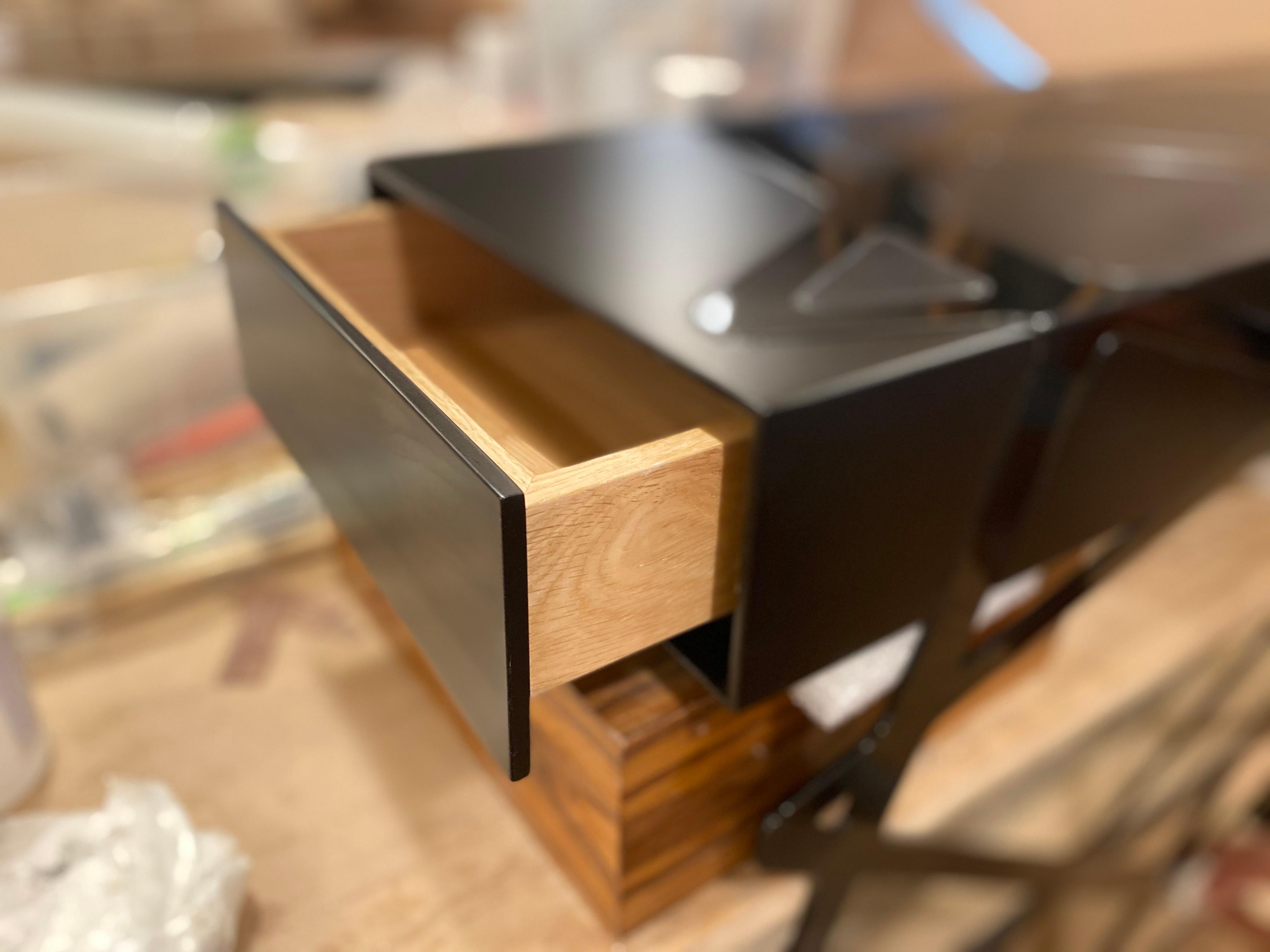 Table console d'appoint The Moderns en bois laqué noir et laiton brossé en vente 6