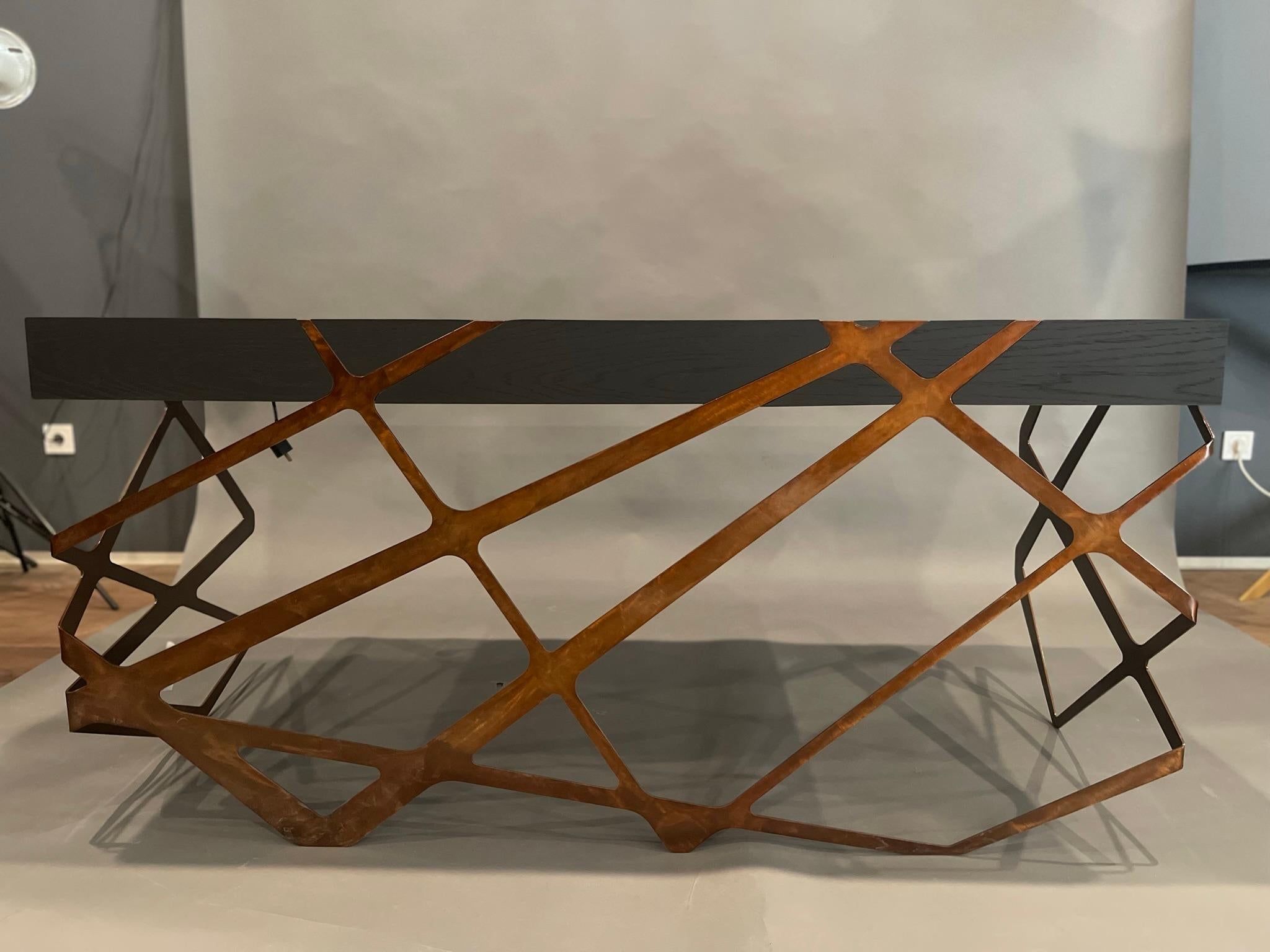 Organischer moderner Akzent-Schreibtisch aus schwarzem Eichenholz und Kupfer (Moderne) im Angebot