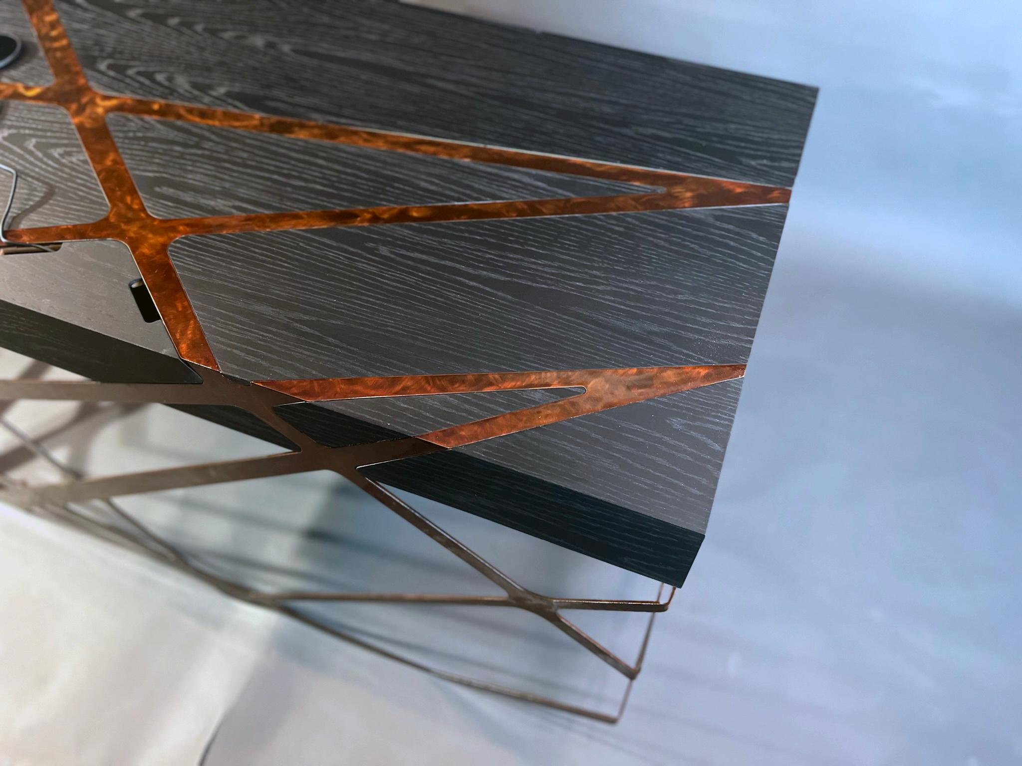 Organischer moderner Akzent-Schreibtisch aus schwarzem Eichenholz und Kupfer im Angebot 1