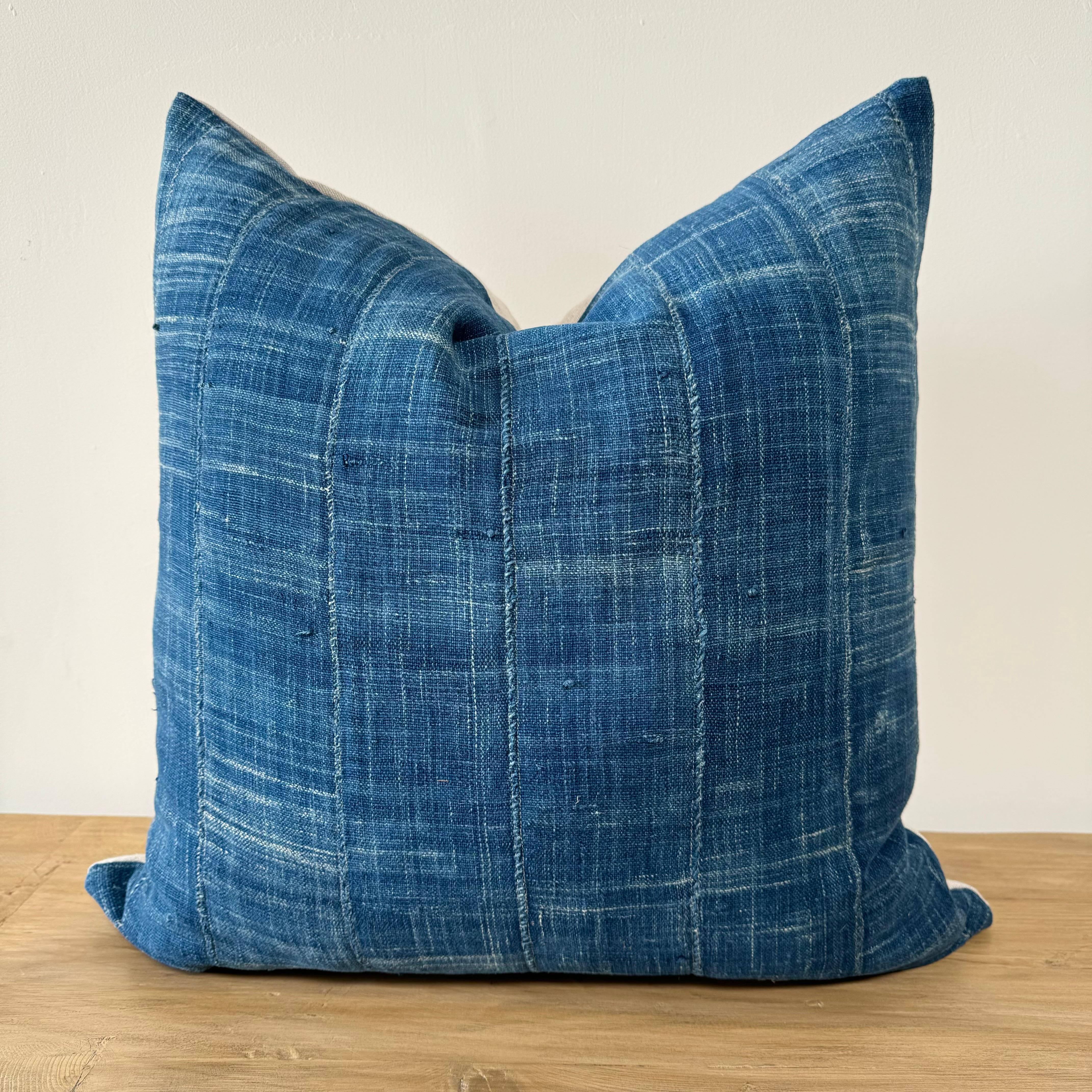 Almohada decorativa hecha con telas boro japonesas vintage
