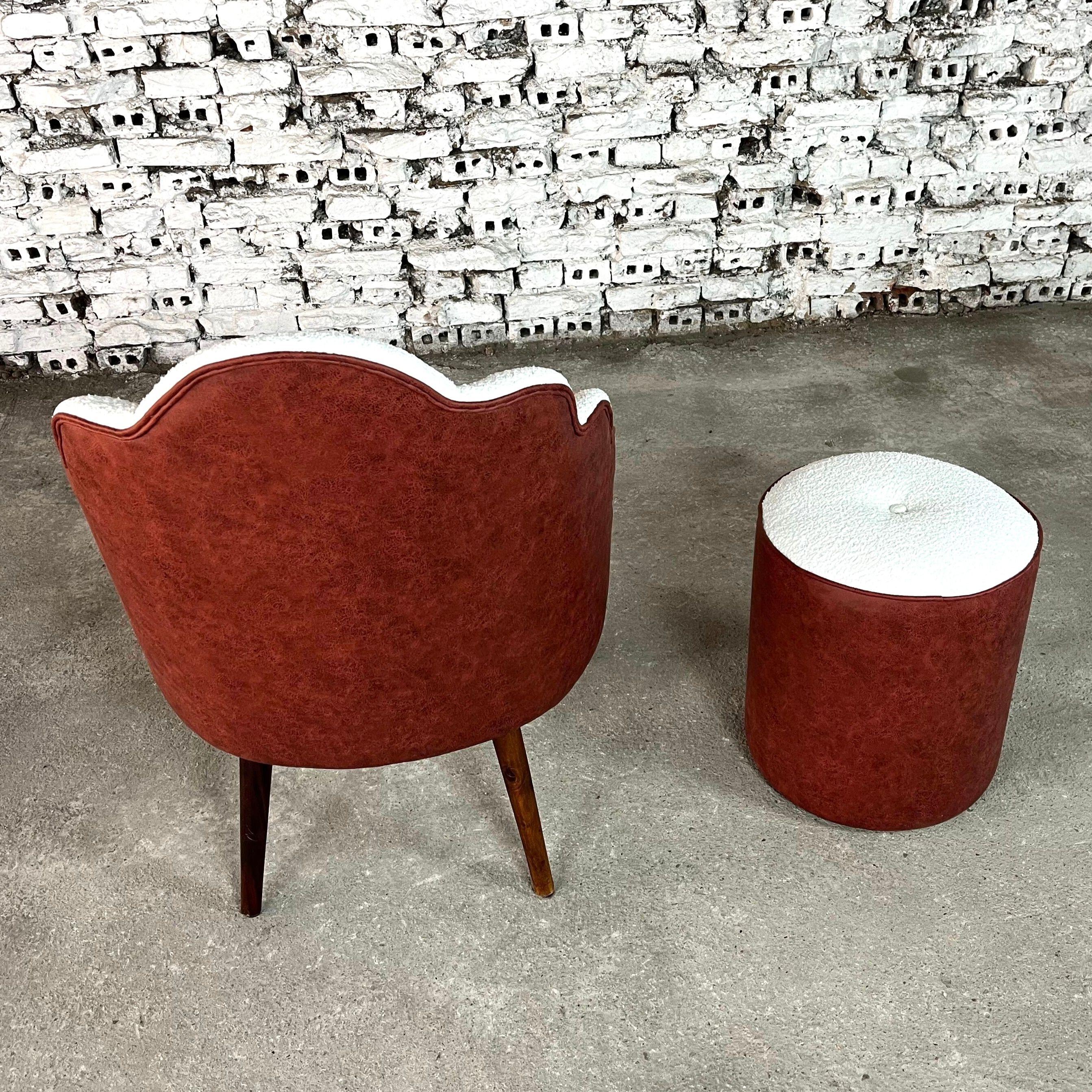 Akzentschalenstuhl und Ottomane (Französisch) im Angebot