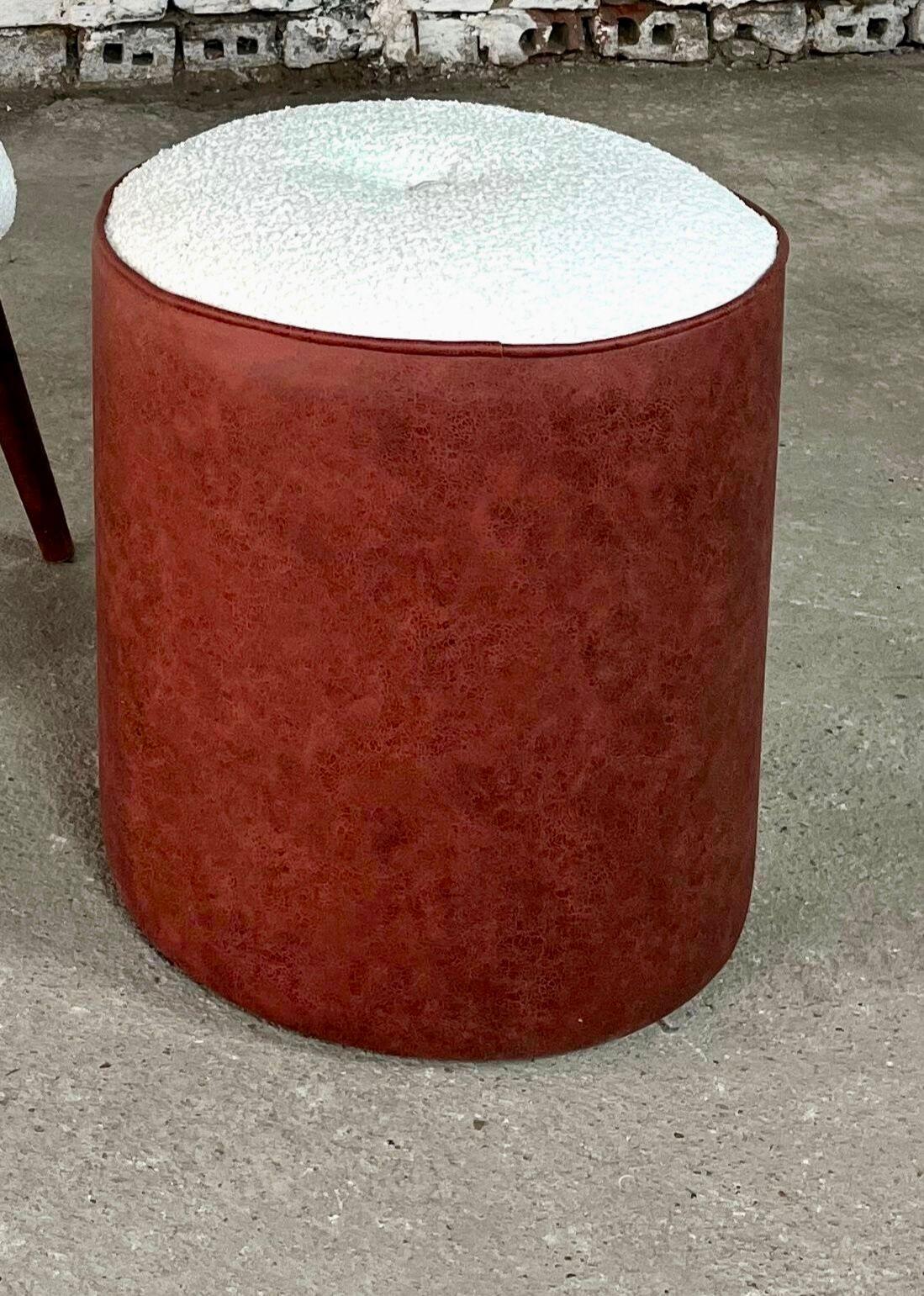 Akzentschalenstuhl und Ottomane (20. Jahrhundert) im Angebot