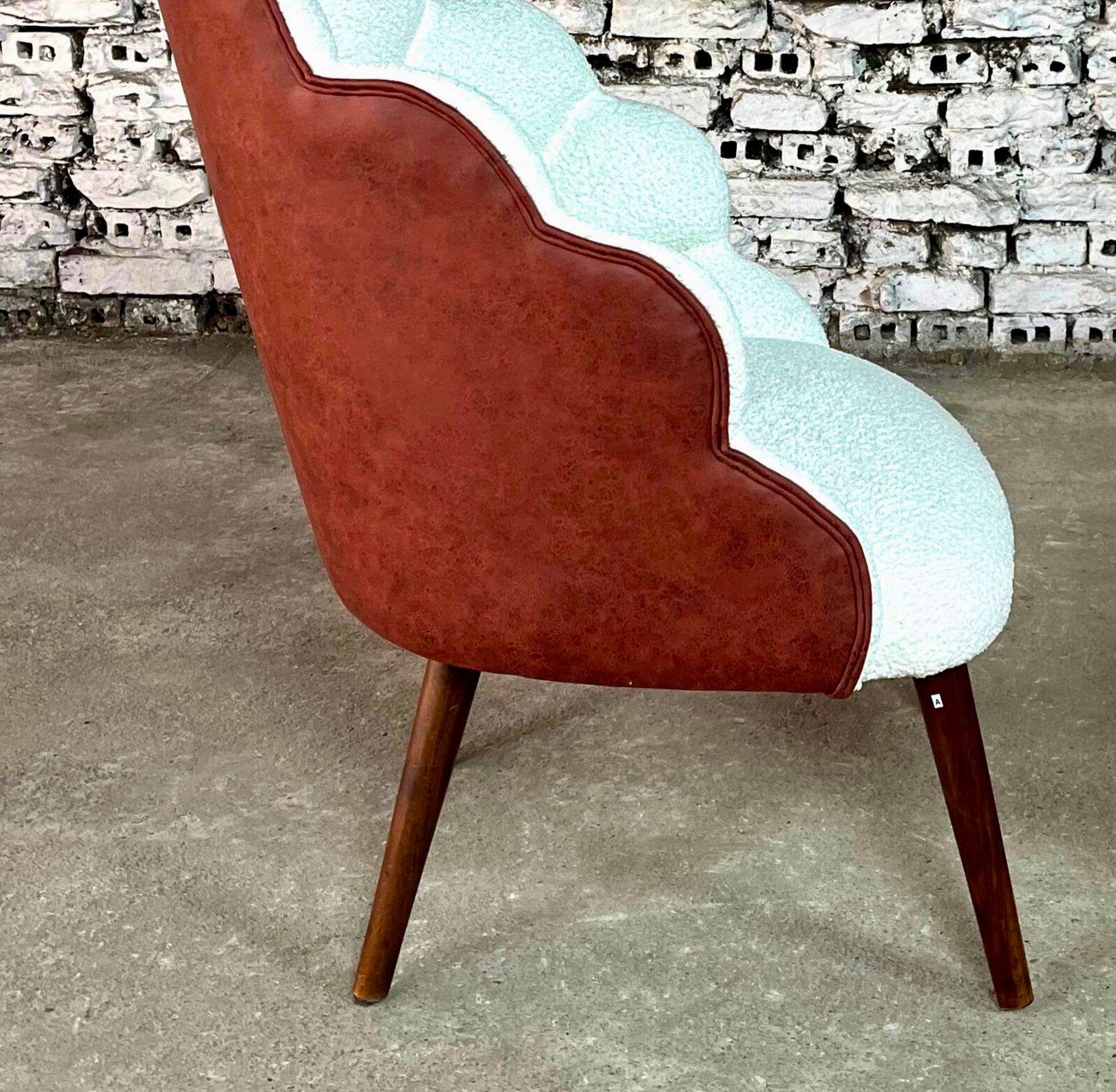 Akzentschalenstuhl und Ottomane (Stoff) im Angebot