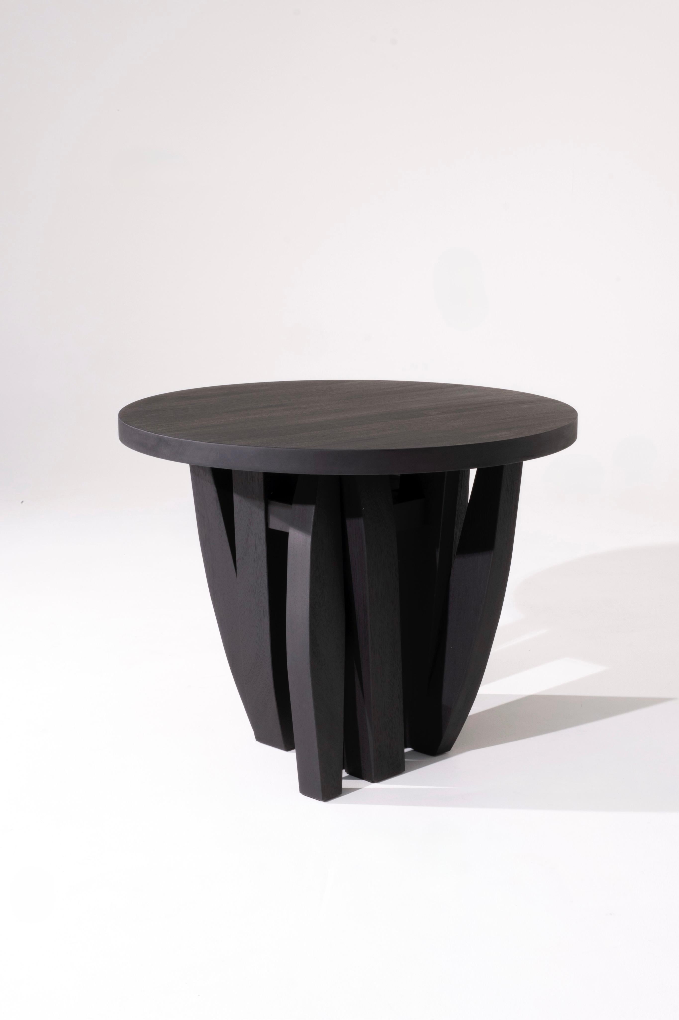 TAVOLO D'ACCENTO UMBO
Realizzato in Iroko bruciato e oliato e acciaio bruciato.

