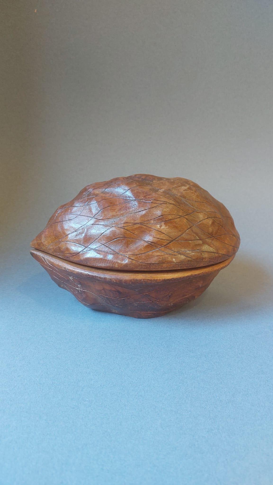 Accessorio per fumatore con funzione di posacenere, portasigarette, portafiammiferi e accendi-fiammiferi.  
È un oggetto unico nel suo genere, realizzato da un abile artigiano o da uno scultore. Originario della Toscana.

Qualcuno ipotizza che possa