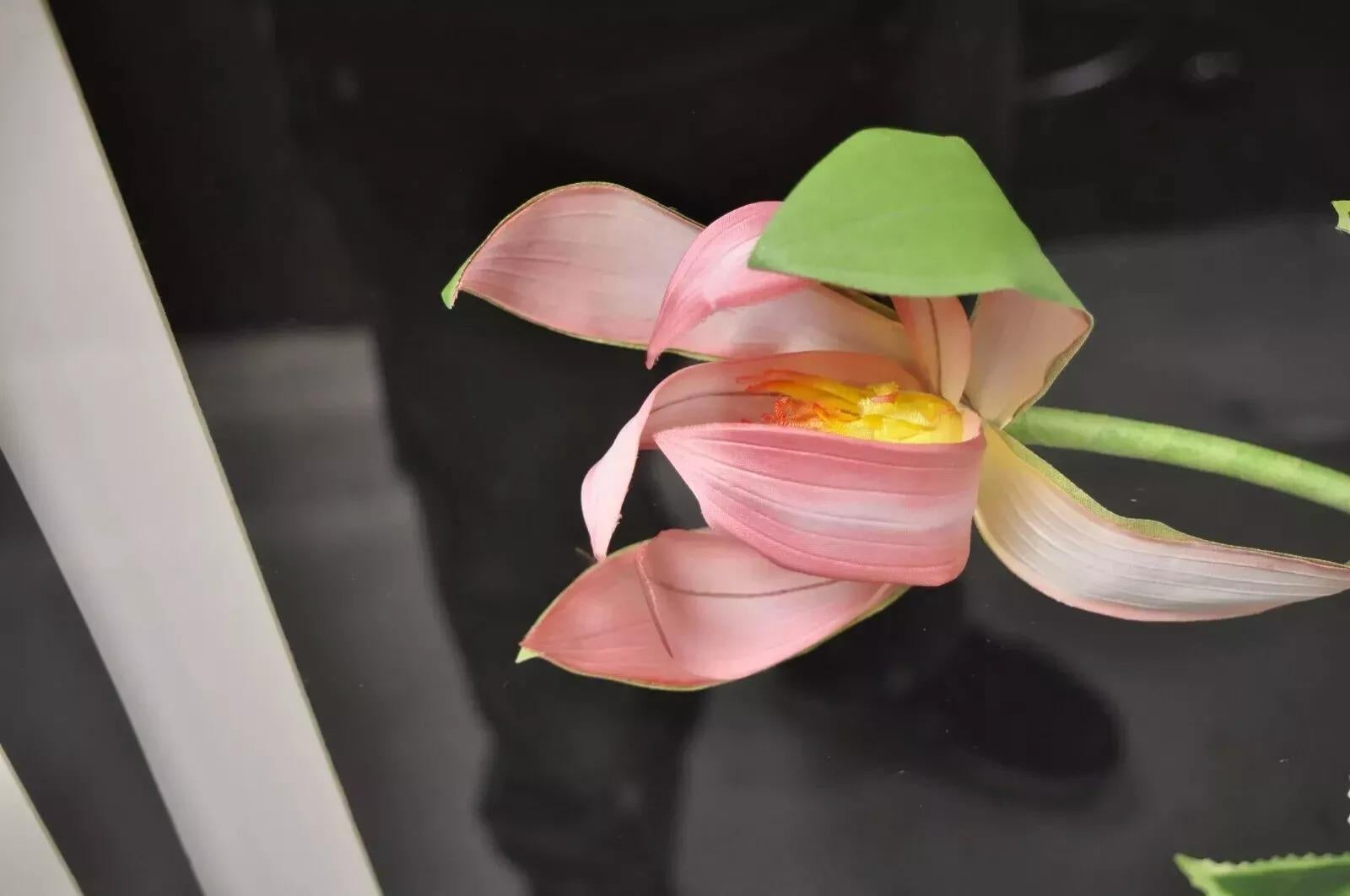 Accessory Art Mid Century Lucite Plexiglass Wall Art Flower Vase Shadow Box In Good Condition For Sale In Philadelphia, PA