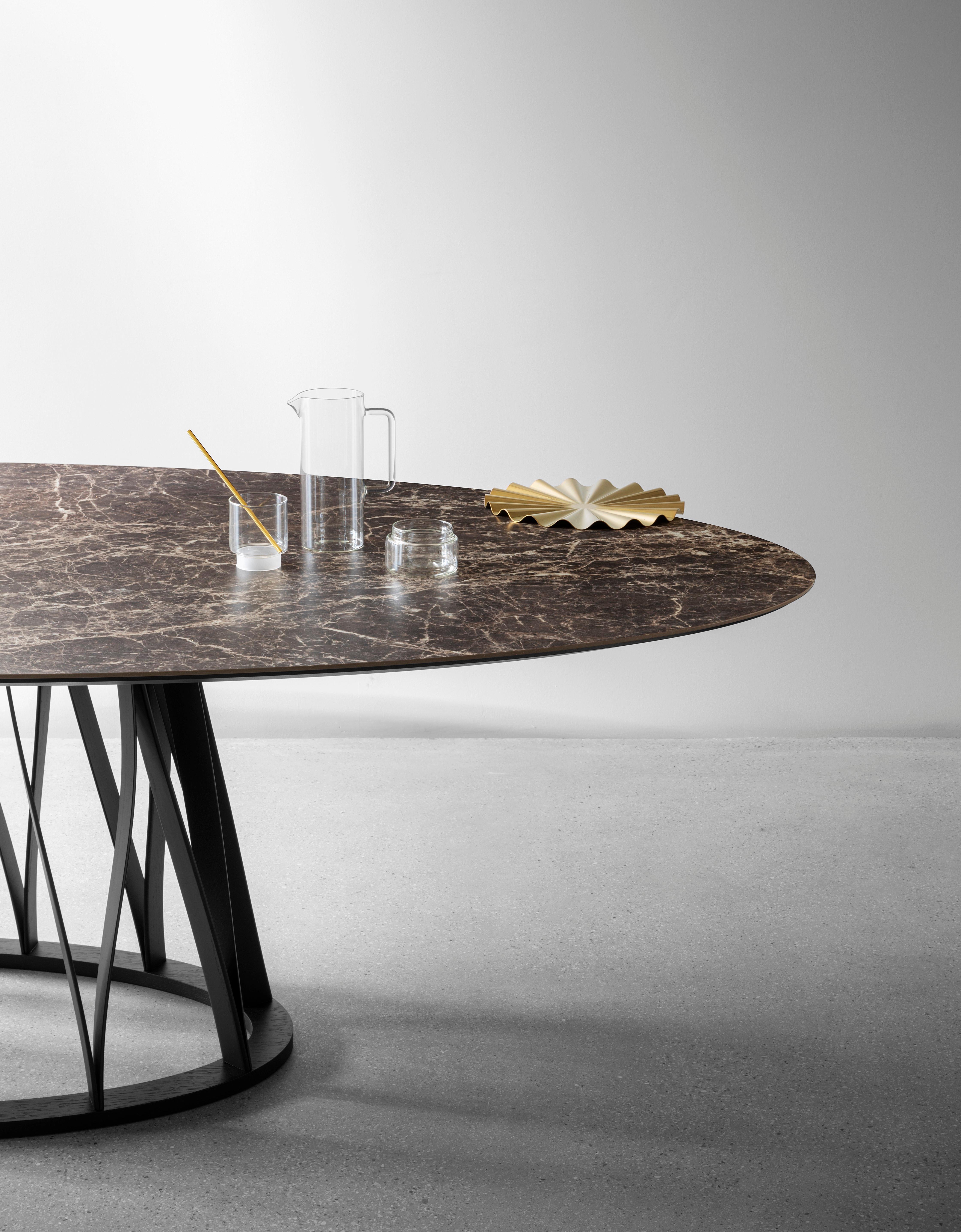 italien Grande table de salle à manger Acco en finition de base en frêne noir, par Florian Schmid en vente