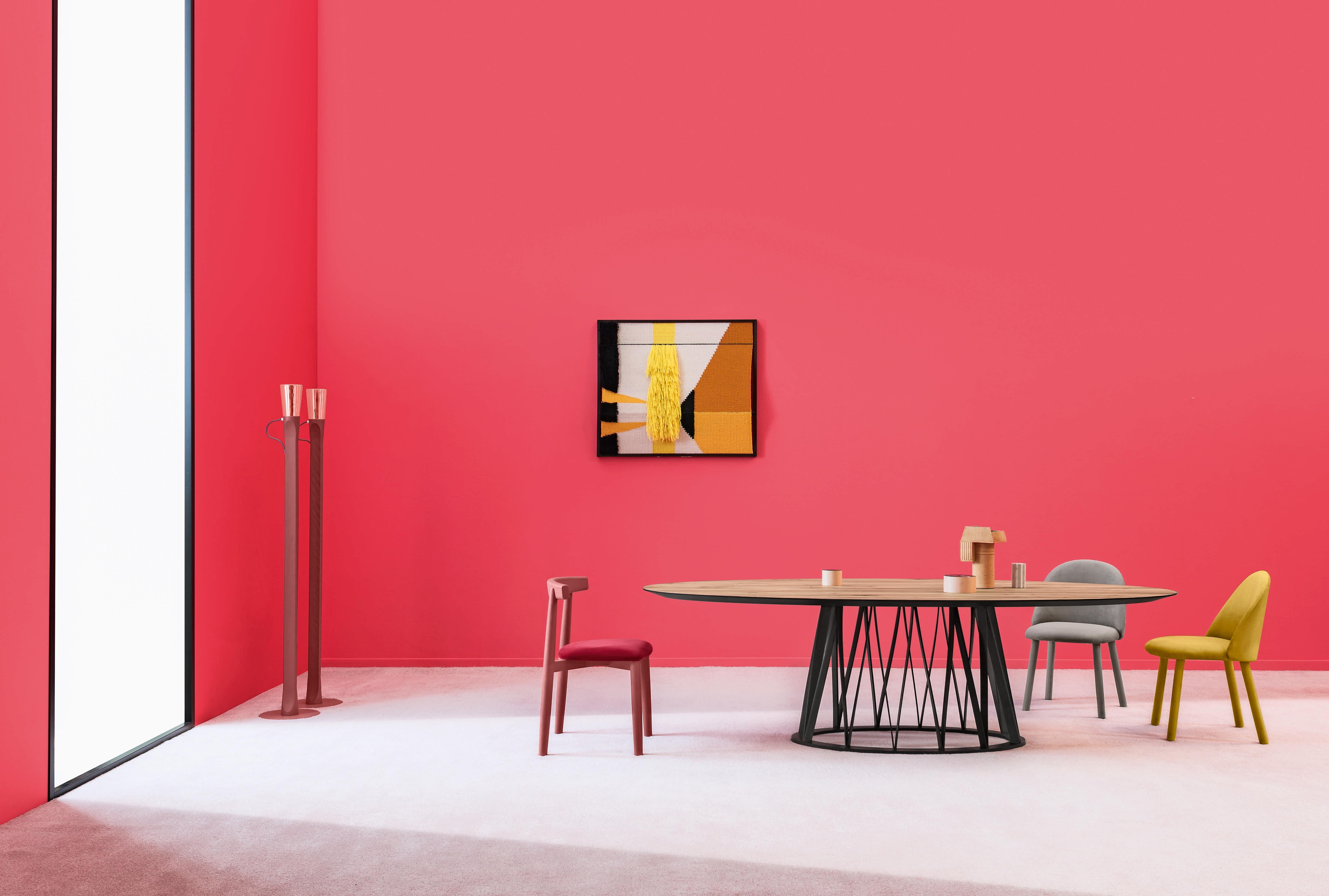 Acco-Tisch mit Platte aus geflammter Eiche und Beinen aus geflammter Eiche von Florian Schmid (21. Jahrhundert und zeitgenössisch) im Angebot
