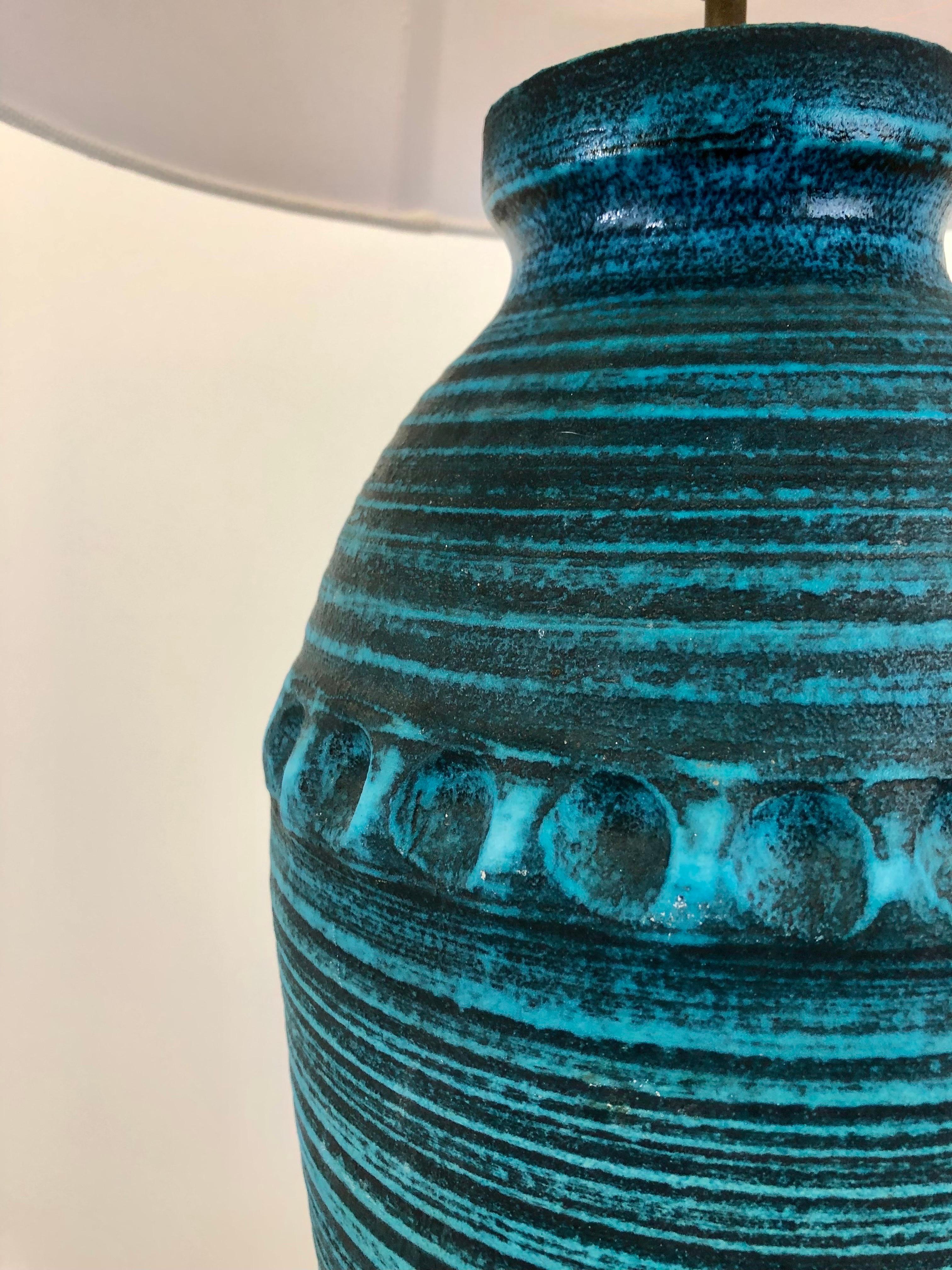 Accolay 1960 French Mid-Century Gauloise Blue Ceramic lamp In Good Condition For Sale In SOTTEVILLE-LÈS-ROUEN, FR