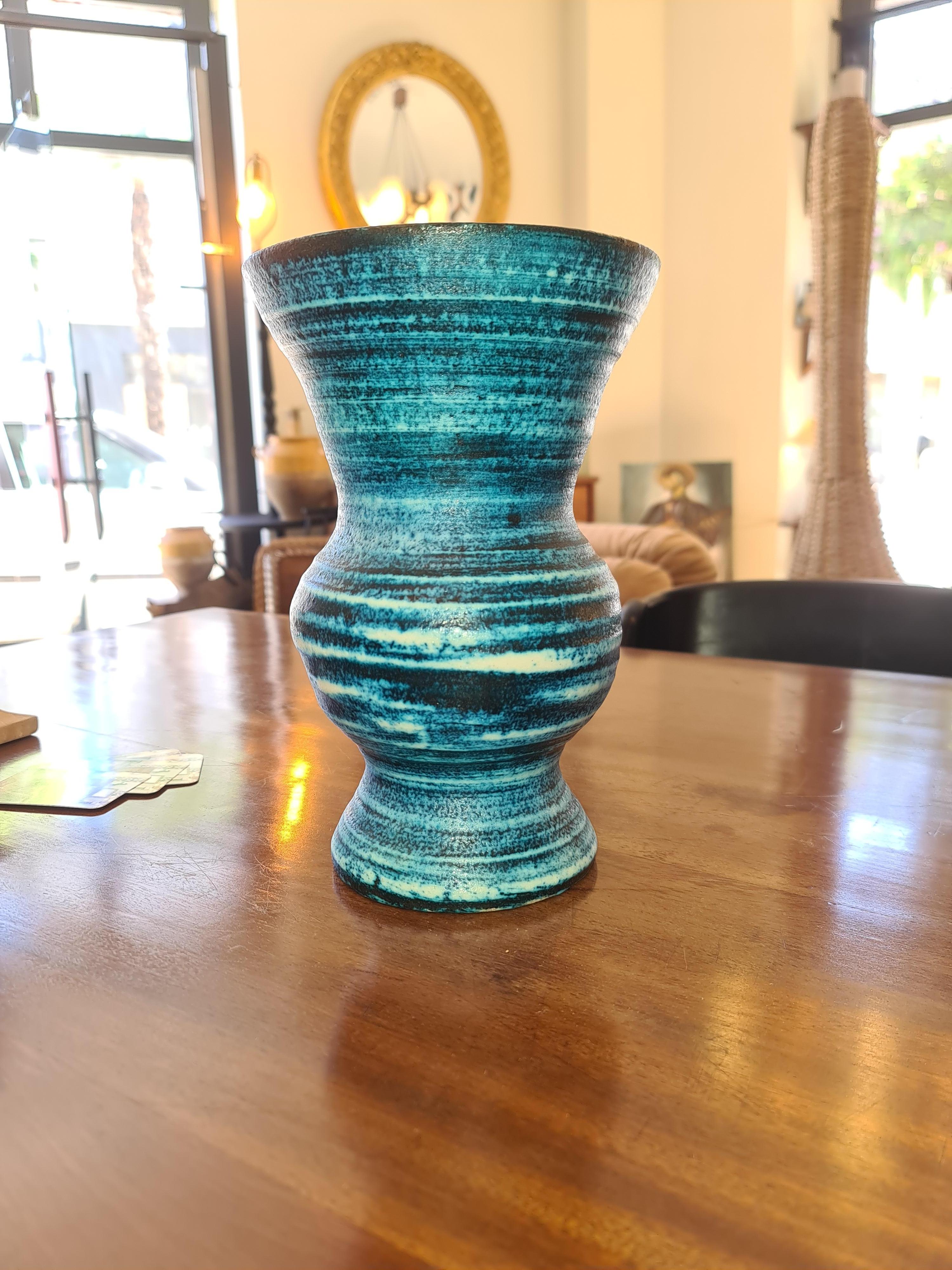 Magnificent Accolay serie Gauloise belly vase recognizable by its inimitable shade of blue, in excellent condition, The signature incised under the vase.
This series, called 