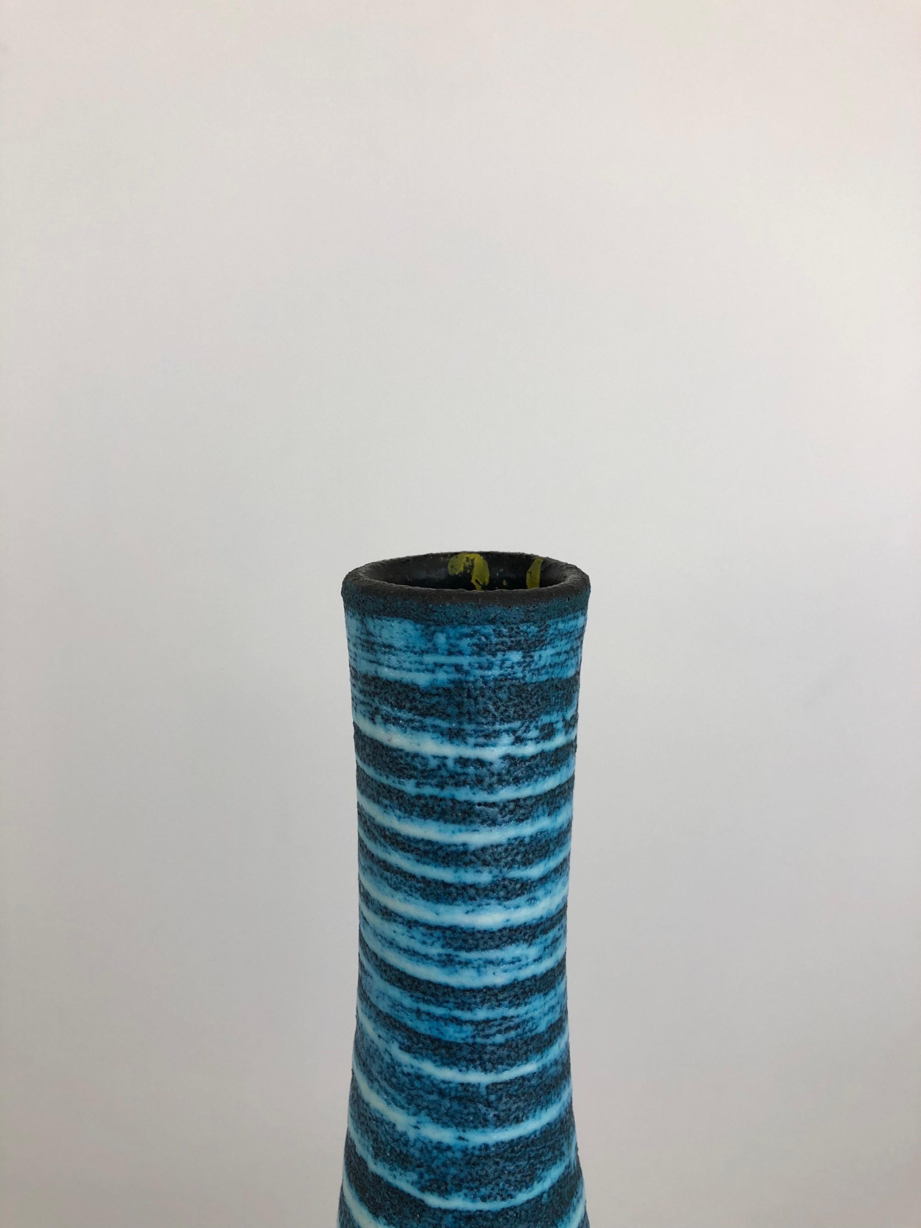 Un superbe vase en céramique gauloise française d'Accolay datant d'environ 1960. 

Forme élégante et simpliste. 

Le vase est décoré de couleurs contrastées bleu mat avec un motif en spirale et porte une marque de signature Accolay incisée à la